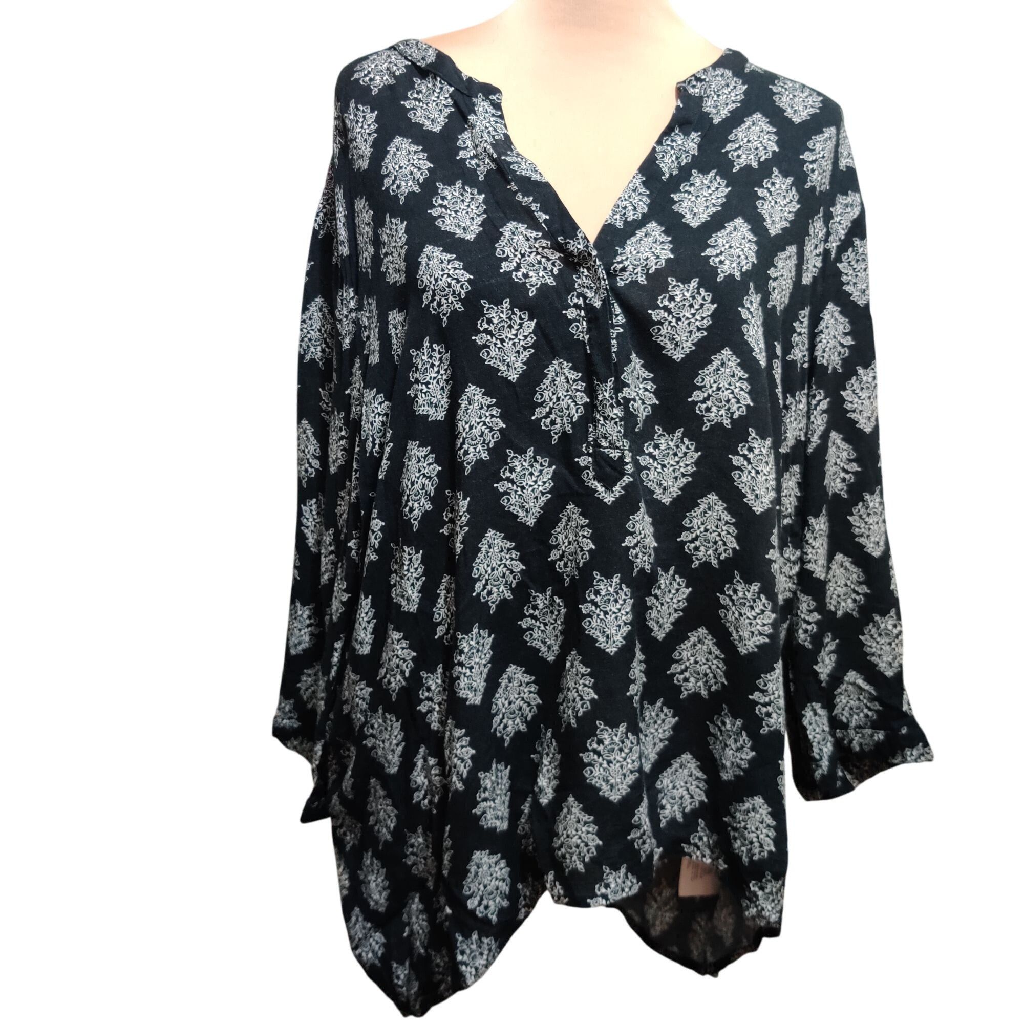 Old Navy Old Navy XXL Plus Size Black White Floral Tunic Blouse Long Size XXL / US 16-18 / IT 52-54 - 1 Thumbnail