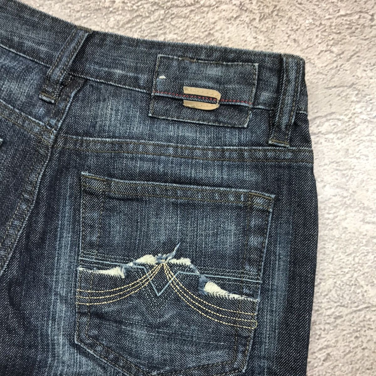 Vintage Vintage Diesel Japan Distressed Low Rise Flared Jeans 90s 27 Size 27" / US 4 / IT 40 - 7 Thumbnail