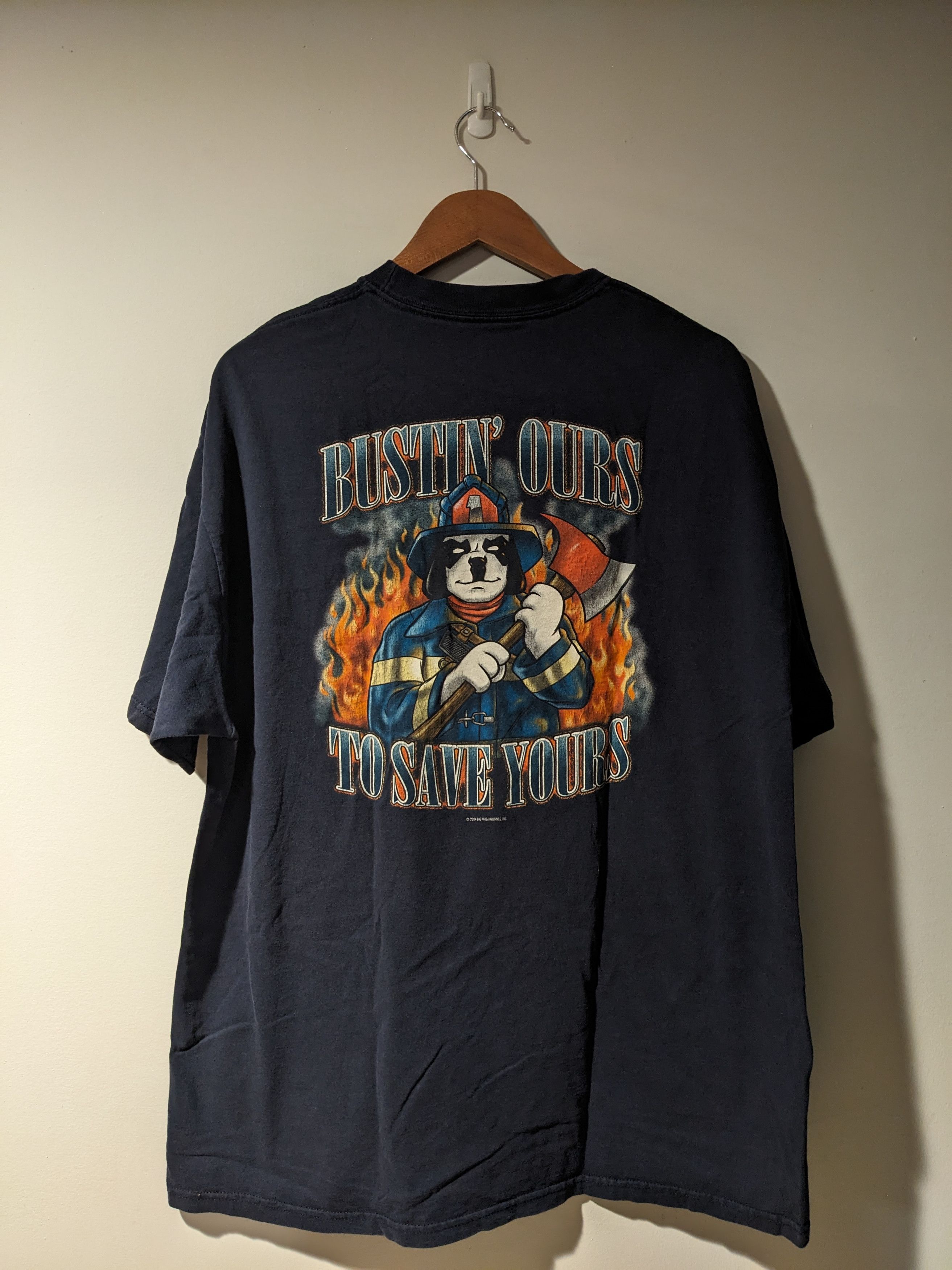 Big Dogs × Vintage Vintage 2004 Big Dogs Firefighter Bustin Ours T-shirt Size US XL / EU 56 / 4 - 1 Thumbnail