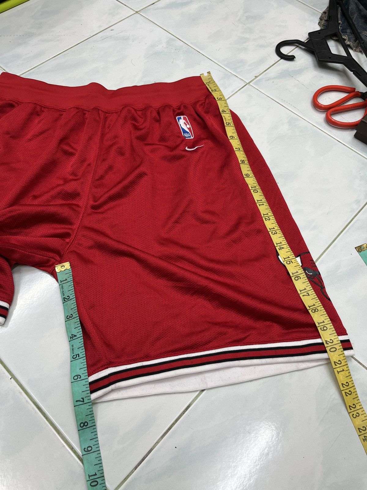 Nike 🔥🔥🔥STEALS VTG NIKE NBA CHICAGO BULLS SHORTS Size US 36 / EU 52 - 14 Thumbnail
