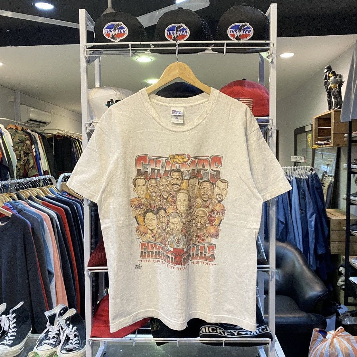NBA VTG 90s NBA Chicago Bulls 1996 Champions Caricature T-shirt Size US L / EU 52-54 / 3 - 1 Thumbnail