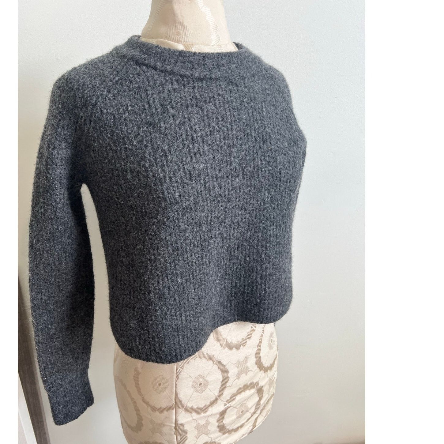 Banana Republic Banana Republic Cropped Wool Blend Knit Sweater Medium Size M / US 6-8 / IT 42-44 - 2 Thumbnail