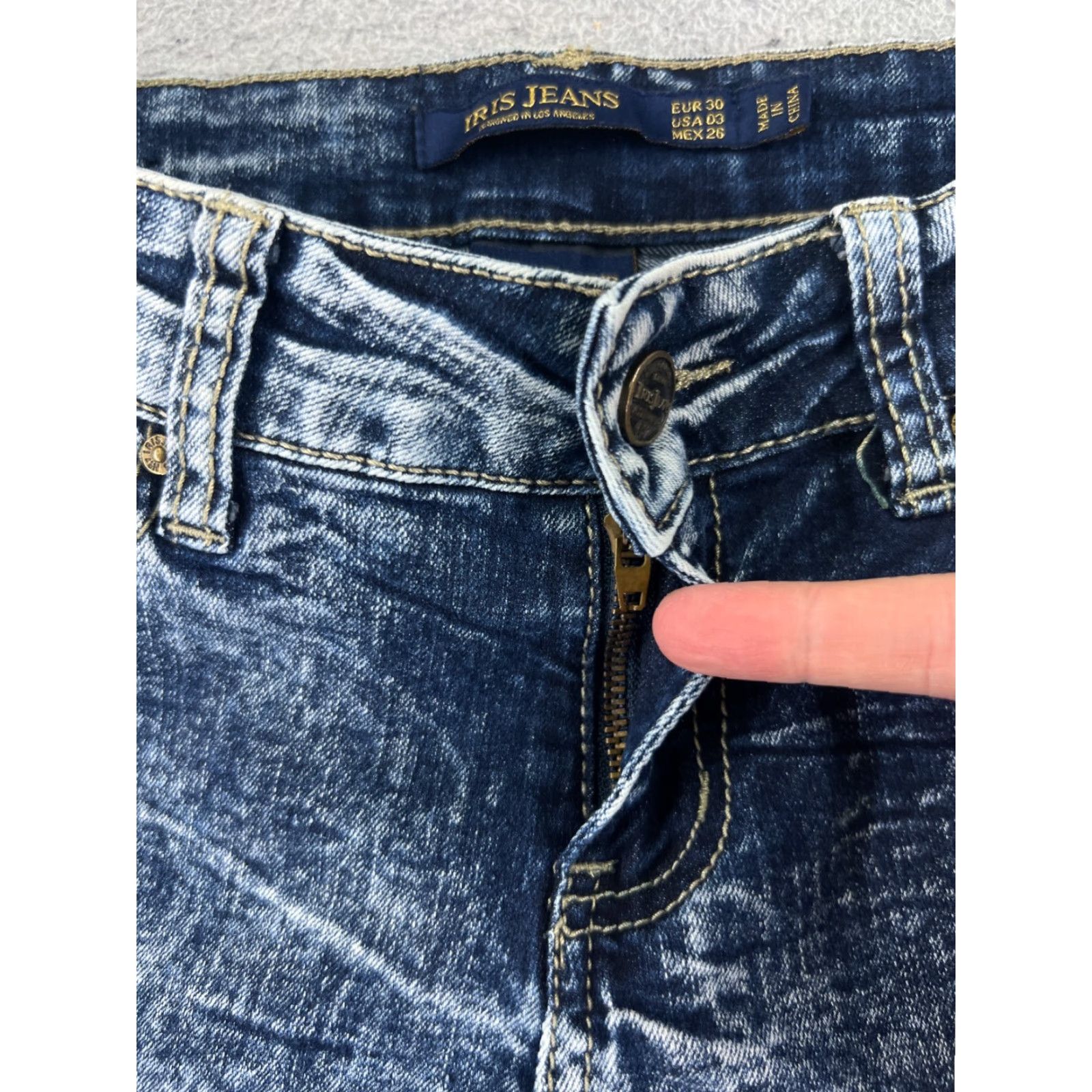 Vintage IRIS Women’s Denim Shorts Cutoff Acid Wash Mid Rise Casual Party 25x1 Blue Cotton Blend Size 26" / US 2 / IT 38 - 6 Thumbnail