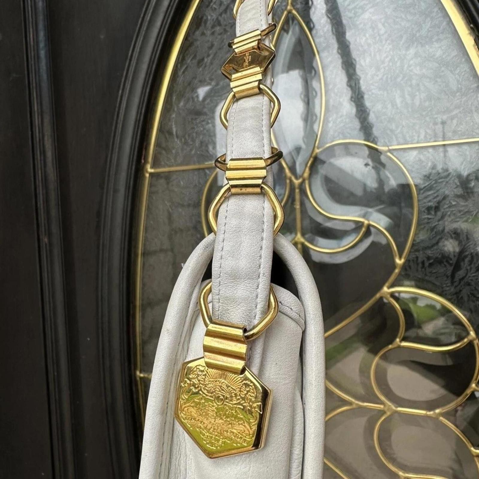 Other White and gold vintage shoulder bag with gold hardware bag Size ONE SIZE - 2 Thumbnail
