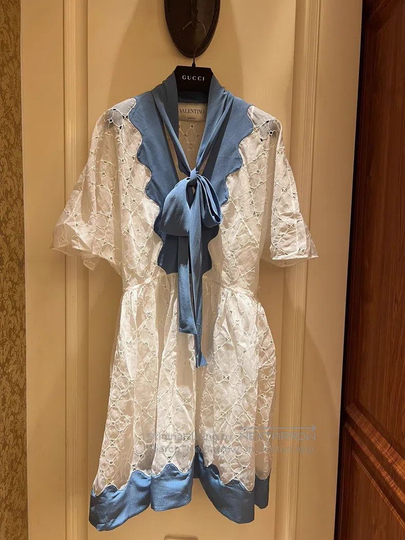 Valentino Valentino dress Size M / US 6-8 / IT 42-44 - 1 Thumbnail