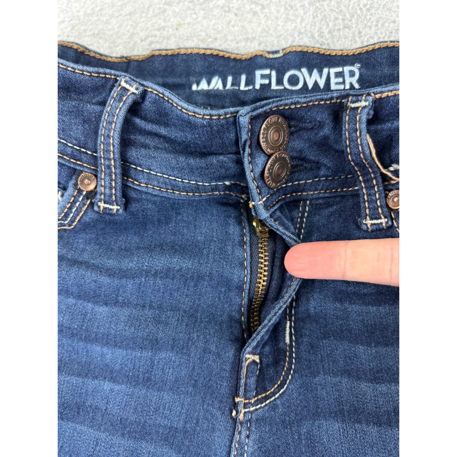 Vintage WallFlower Jeans Jeans Women 3 Blue Denim Skinny Low Rise 22x25 WallFlower Jeans Women 3 Blue Denim Jeans Skinny Low Rise 22x25 Size 26" / US 2 / IT 38 - 5 Thumbnail