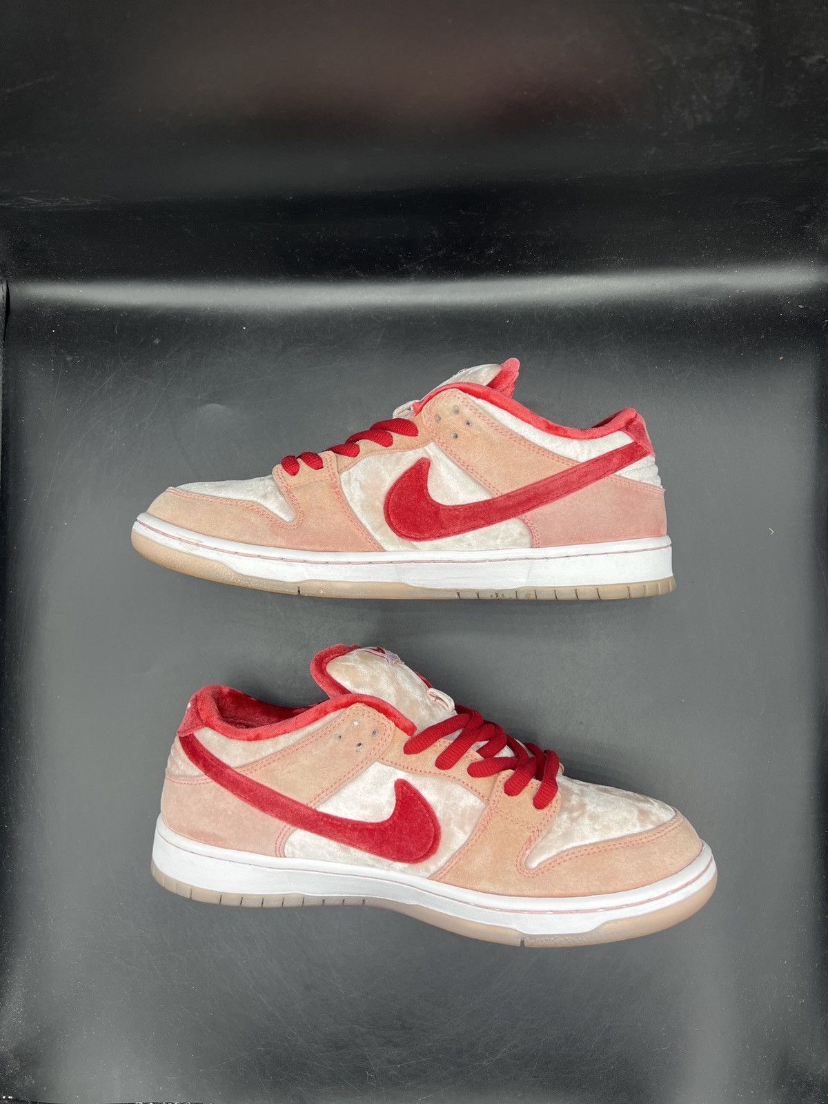 Nike Nike x StrangeLove SB Dunk Low 'Valentine's Day' Size 9 Size US 9 / EU 42 - 3 Thumbnail