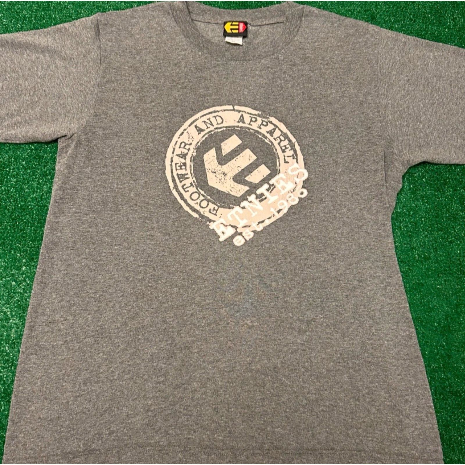 Etnies VINTAGE Etnies Skateboard Skate Tee Logo VTG Shirt Mens M Gray 90s Y2K Skate Punk Grunge Hip Hop Logo Shirt Mens Size US M / EU 48-50 / 2 - 4 Thumbnail