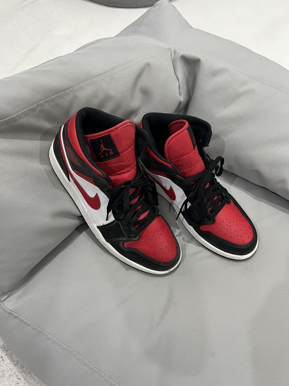 Jordan Brand × Nike 🩸RARE🩸Nike Air Jordan Mid White Black Red Shoes Size US 11 / EU 44 - 4 Thumbnail