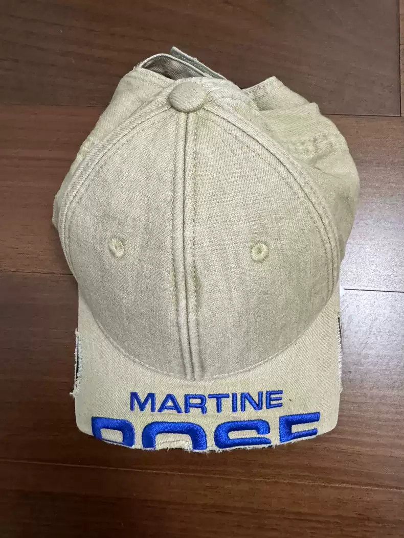 Martine Rose Martine rose CUT PEAK CAP in CREAM. Martine