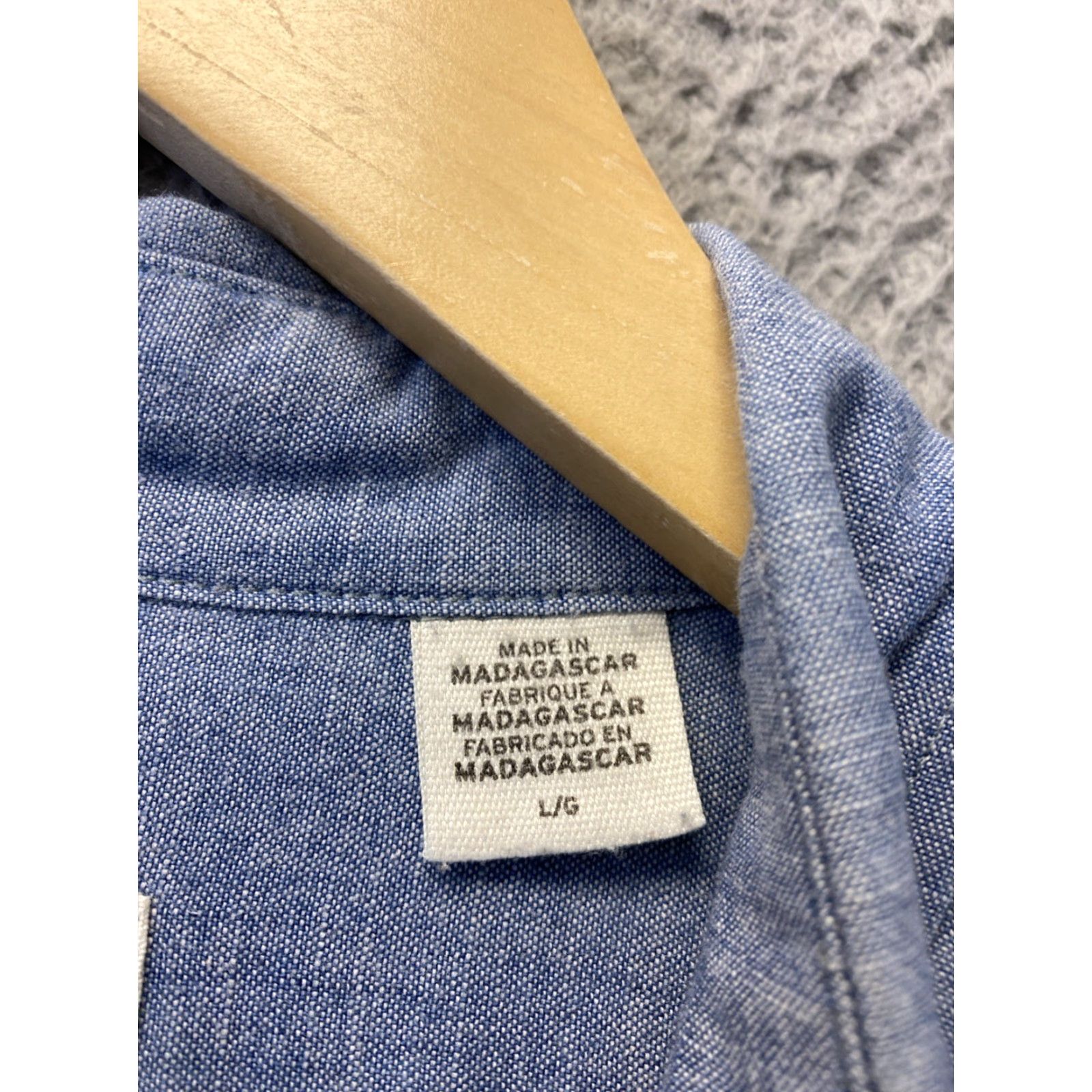 Levi's VINTAGE Levi's Chambray Button-Up Shirt Mens Long Sleeve Size L Blue Lightweight Casual Size US L / EU 52-54 / 3 - 5 Thumbnail