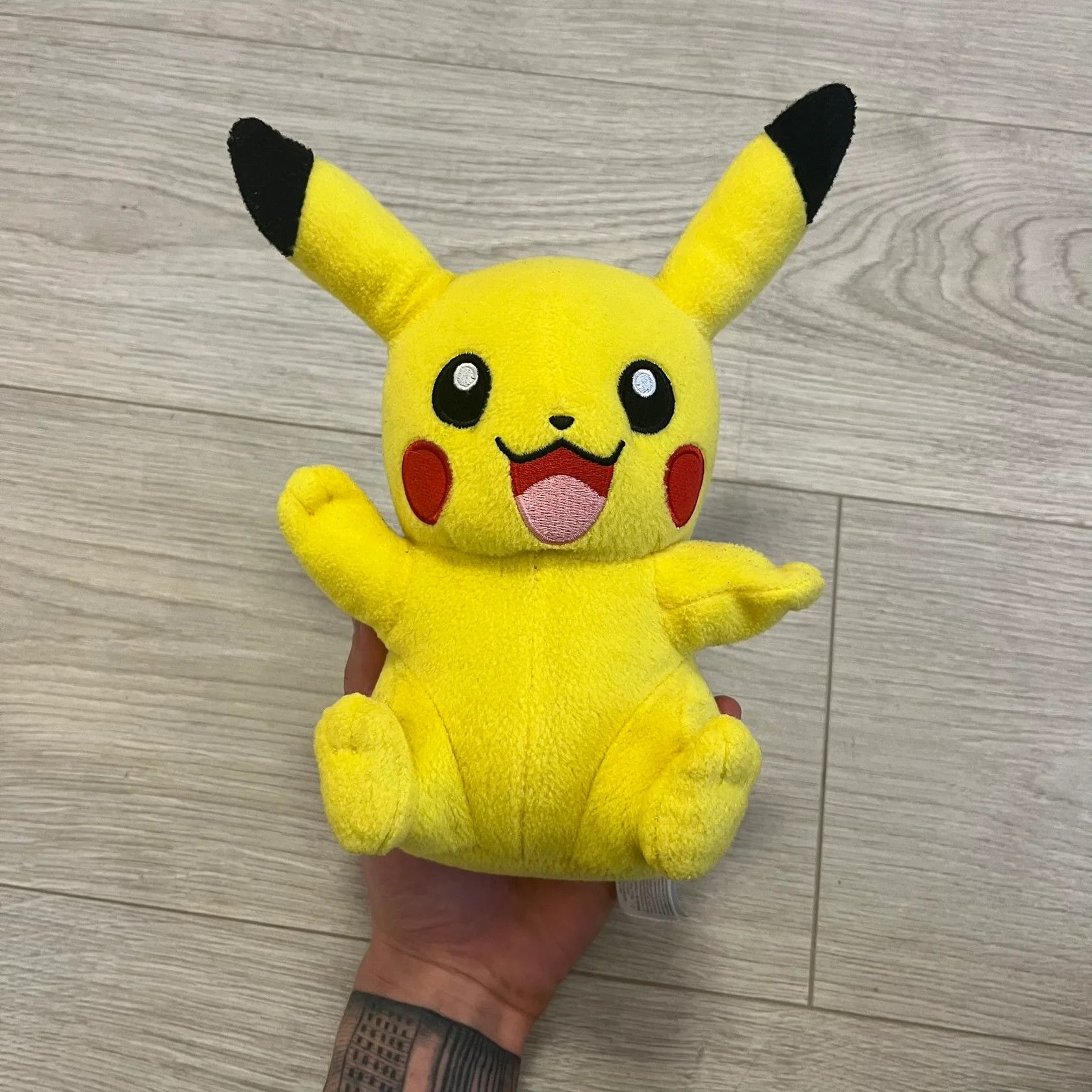 Pokemon Pikachu Pokemon Tomy Plushie Size ONE SIZE - 1 Thumbnail