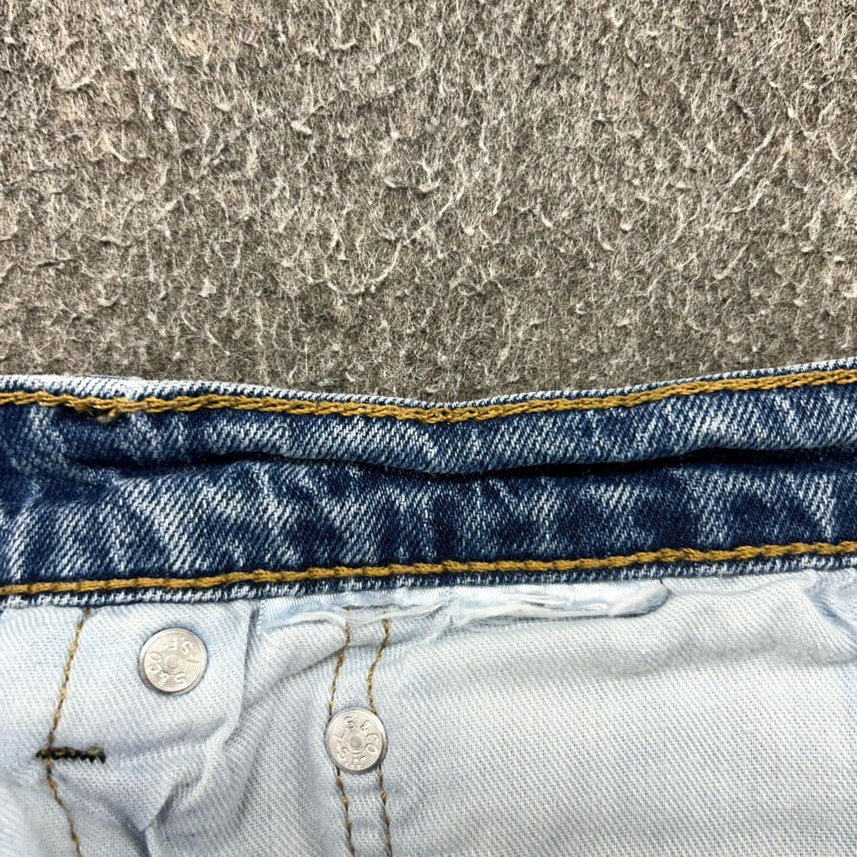 Levi's Levi's 505 Jeans Men's 36x32 Light Wash Denim Straight Relaxed Fit 100% Cotton Blue Distressed Pockets Logo Vintage No Size US 36 / EU 52 - 3 Thumbnail