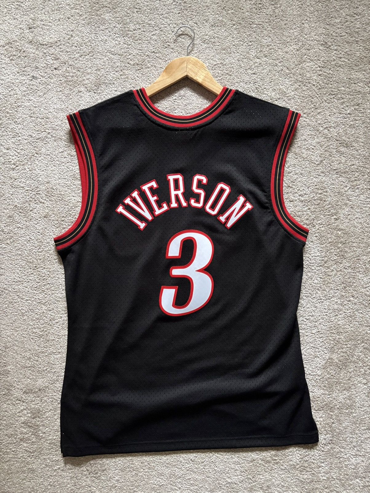 Mitchell & Ness Mitchell & Ness Allen Iverson 76ers 2000-01 Jersey - Size L Size US L / EU 52-54 / 3 - 3 Thumbnail