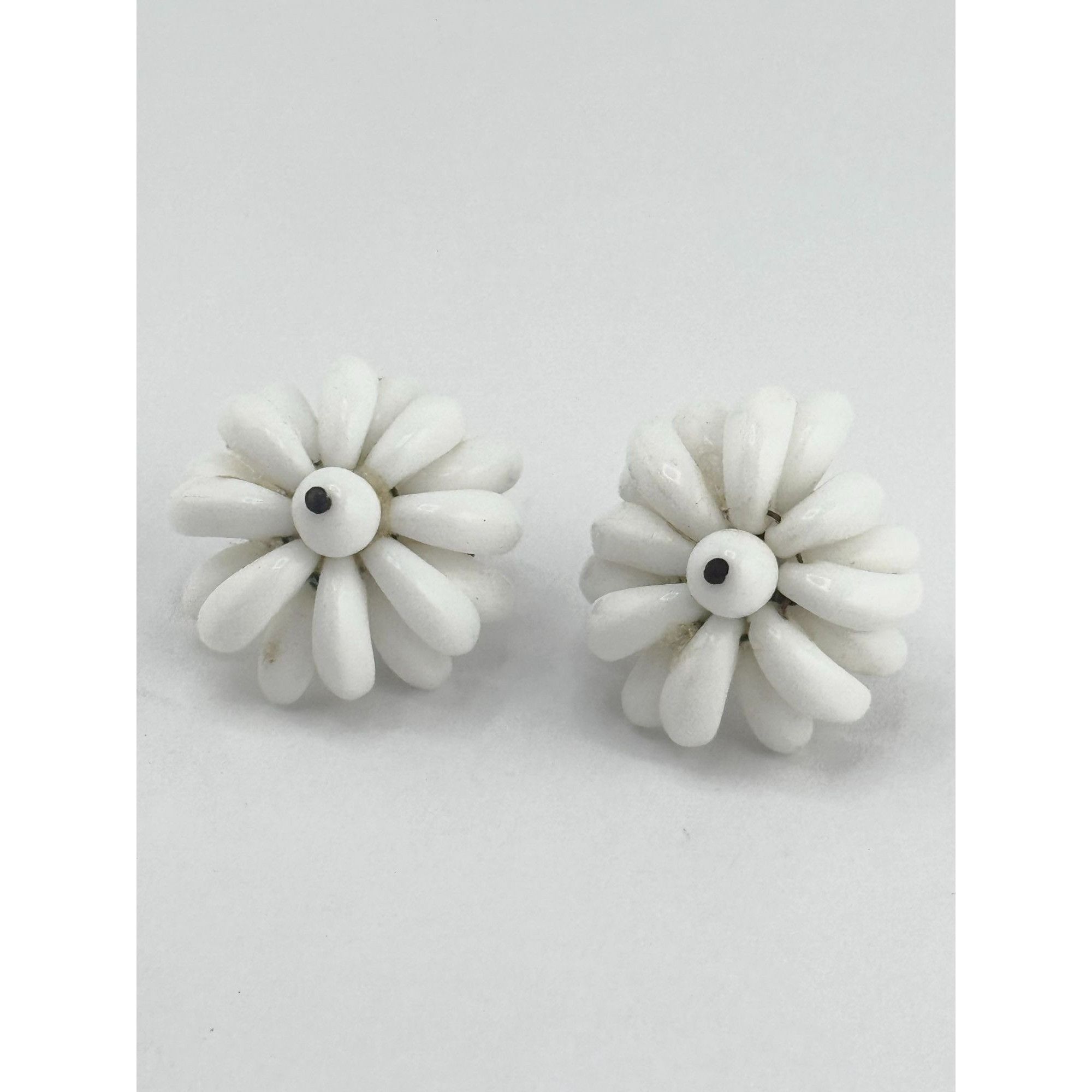Vintage Vintage white milk glass flower screw back earrings Size ONE SIZE - 2 Thumbnail