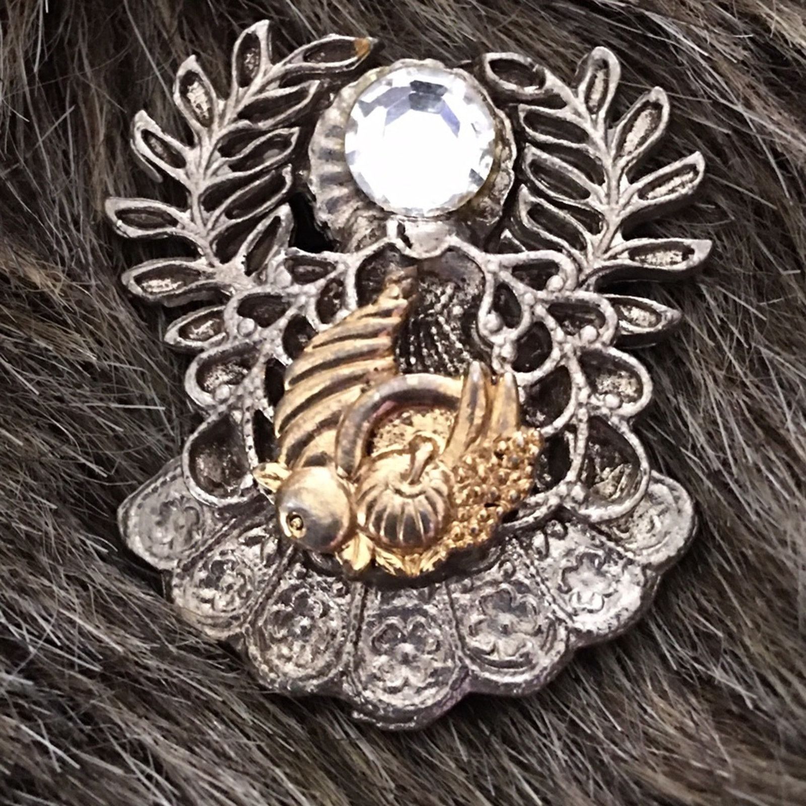 Vintage Vintage cornucopia crest two tone brooch pin Size ONE SIZE - 1 Thumbnail