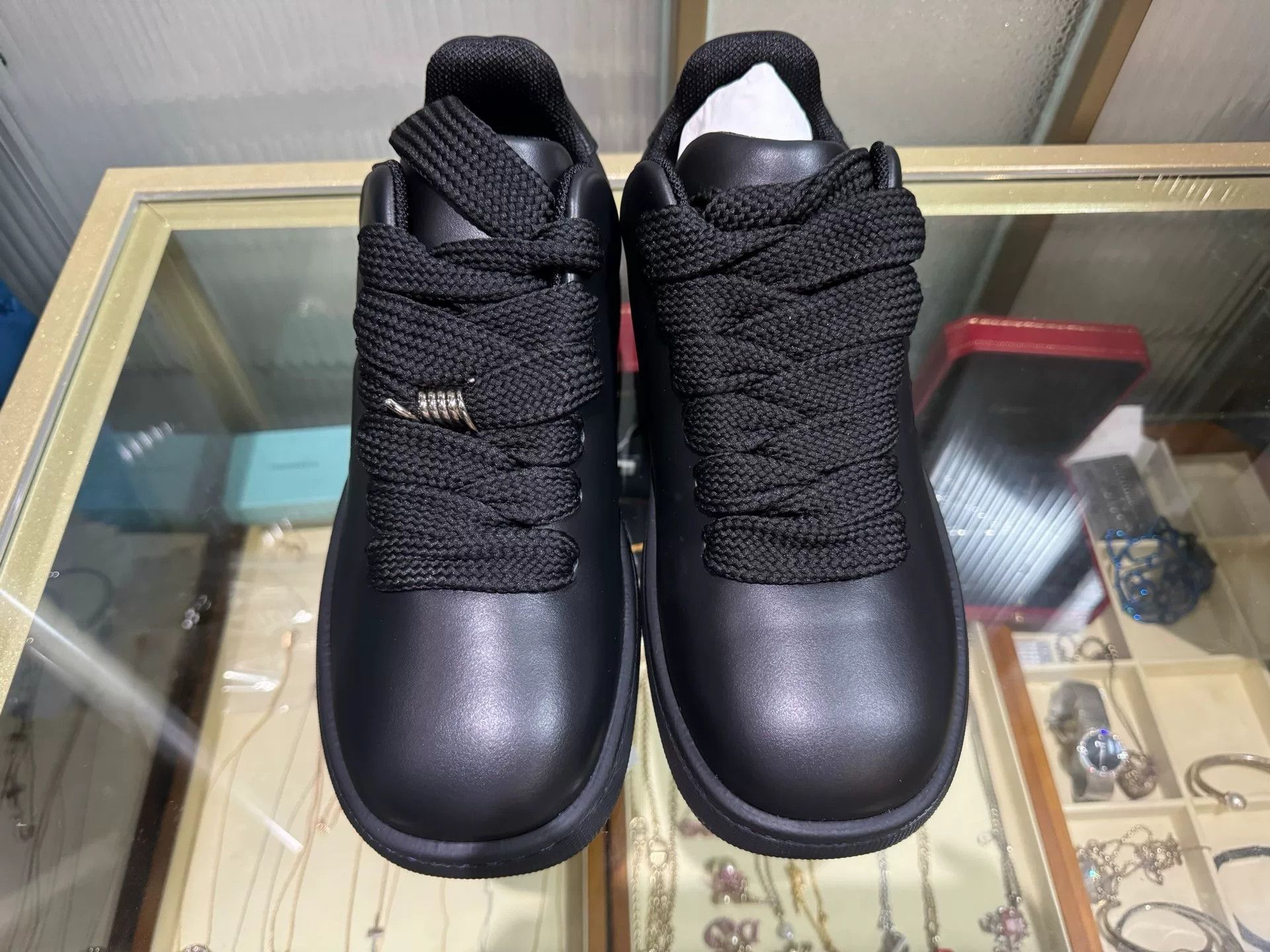 Burberry Burberry Black Low-Top Sneakers for Sale Size US 7 / EU 40 - 1 Thumbnail
