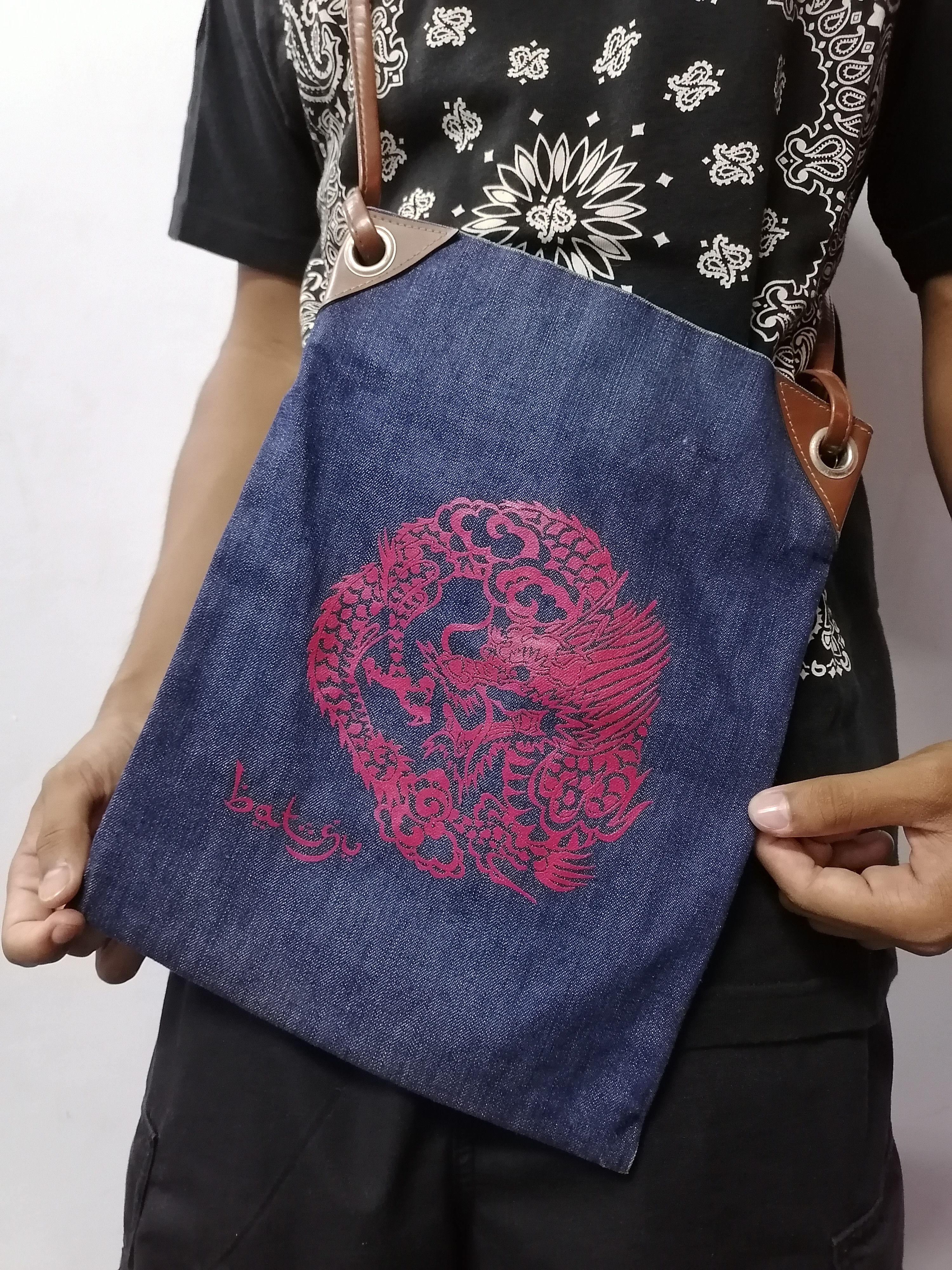Japanese Brand Batsu Arabic Japan Dragon Denim Crossbody Bag Size ONE SIZE - 2 Thumbnail