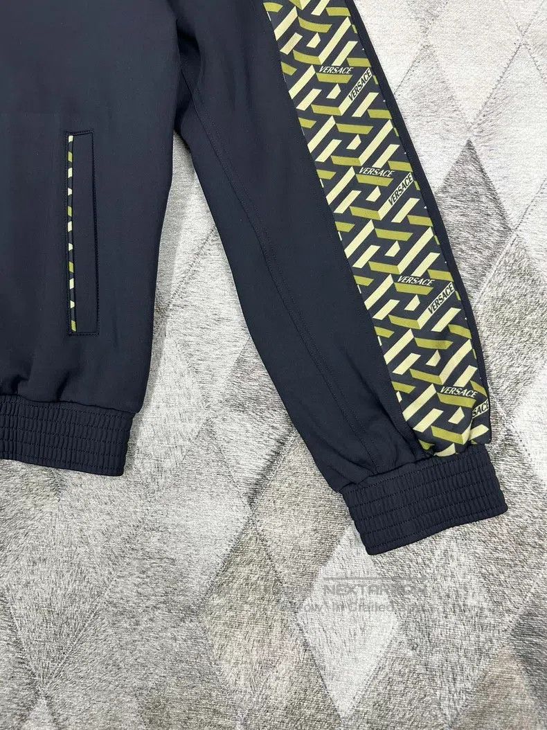 Versace Versace Baroque sports zip jacket Size US XL / EU 56 / 4 - 6 Thumbnail