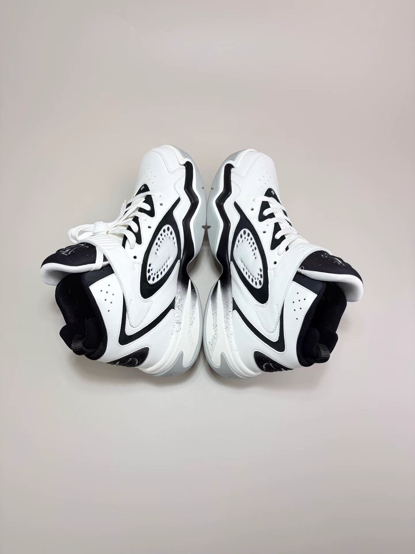 Louis Vuitton LOUIS VUITTON Trainer 2 Black and White High-top Sneakers K1 Size US 7 / EU 40 - 5 Thumbnail