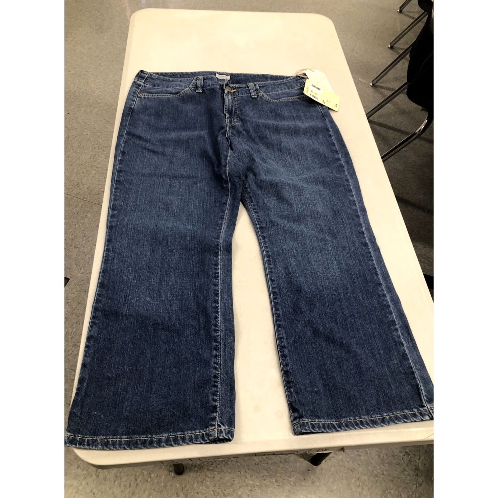Vintage Halogen Women’s Denim Straight Leg Capri Jeans 12 Medium Wash 34x25 5-Pocket Modern Rise Mid Blue Size 34" / US 12 / IT 48 - 3 Thumbnail
