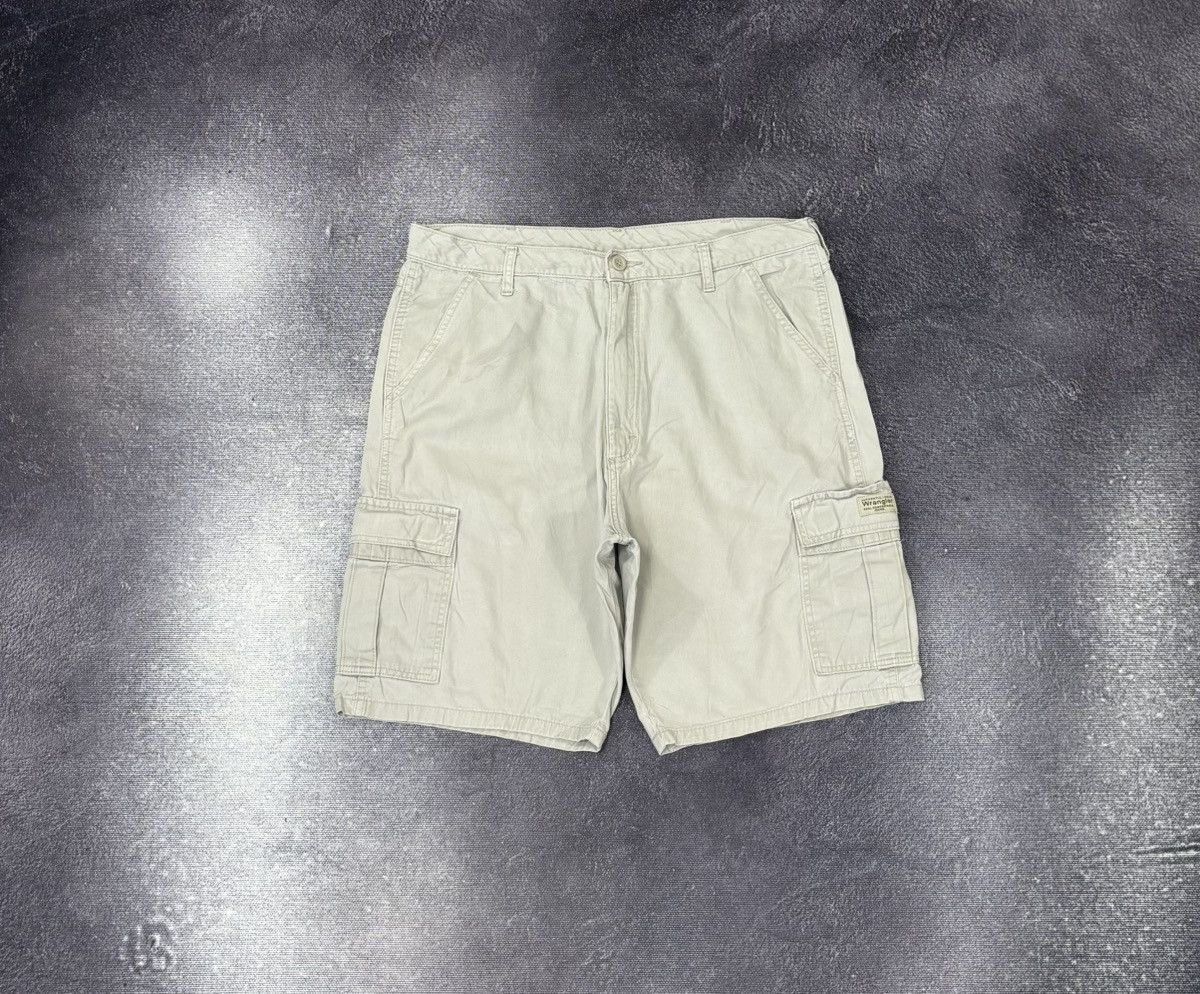 Vintage Vintage Wrangler Y2K Military Beige Work Hype Cargo Shorts Size US 36 / EU 52 - 1 Thumbnail