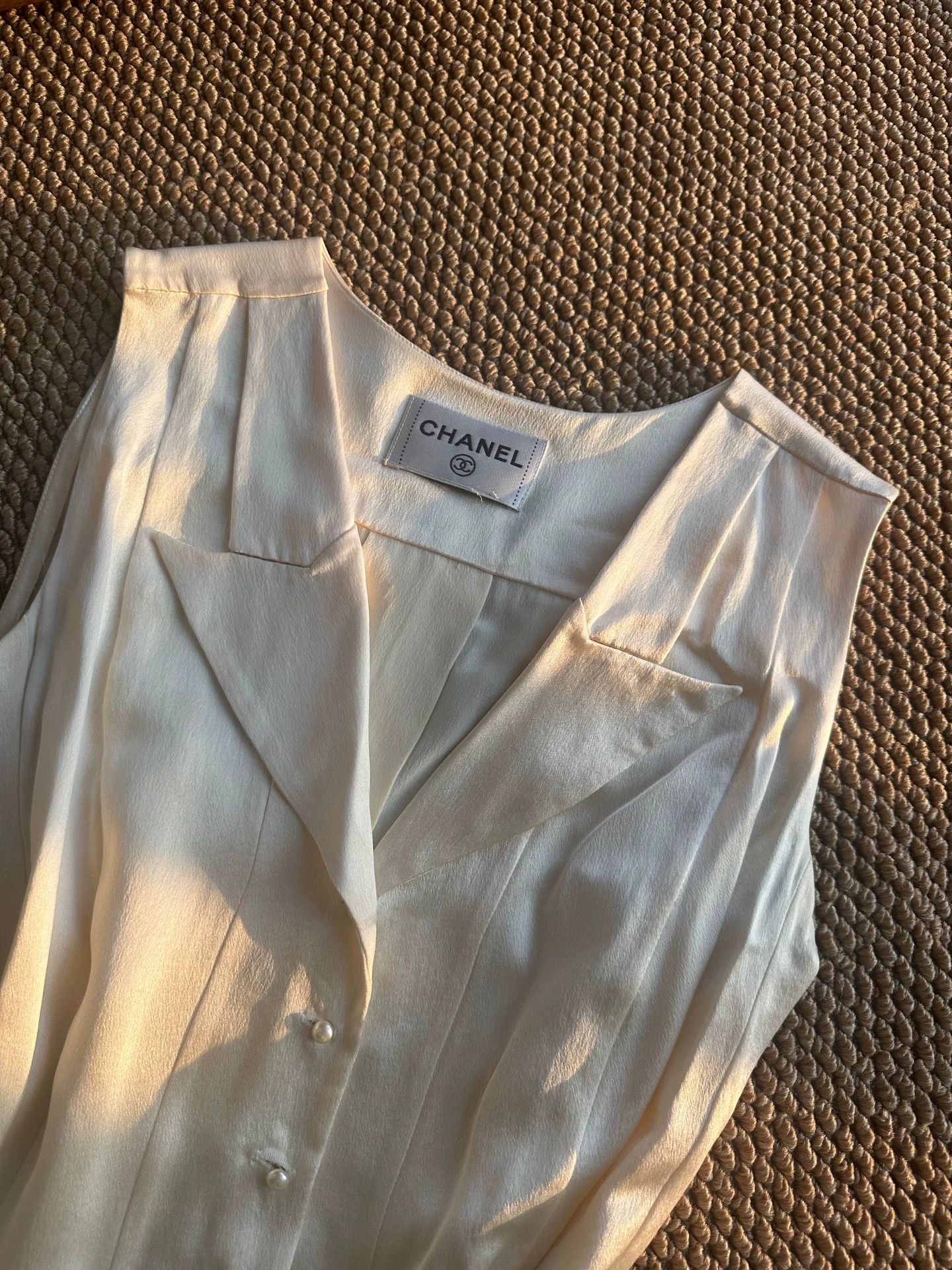 Chanel CHANEL Court V-neck slim sleeveless beige satin pearl top Size M / US 6-8 / IT 42-44 - 6 Thumbnail