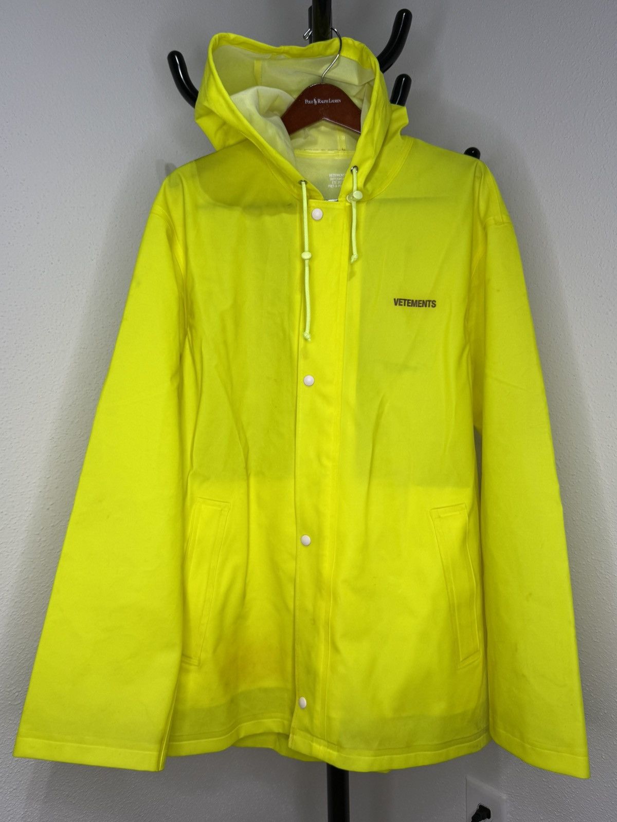 Vetements Vetements SS18 Logo Raincoat Size US M / EU 48-50 / 2 - 1 Thumbnail
