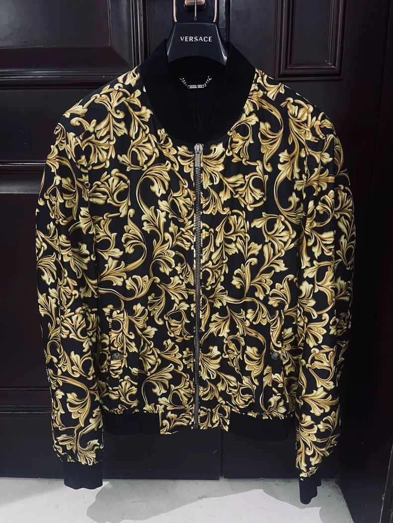 Versace Black gold baroque full seal pilot has a jacket