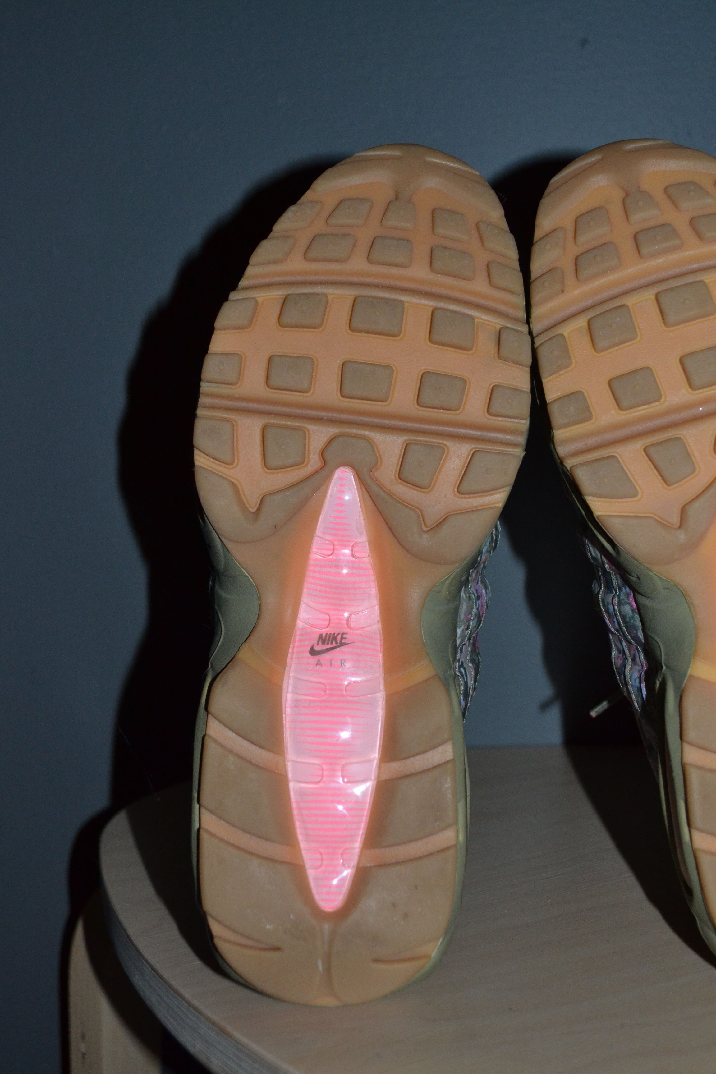 Nike Nike Air Max 95 Floral Camo Olive Womens Size 7 AQ6385-200 Size US 7 / IT 37 - 10 Thumbnail