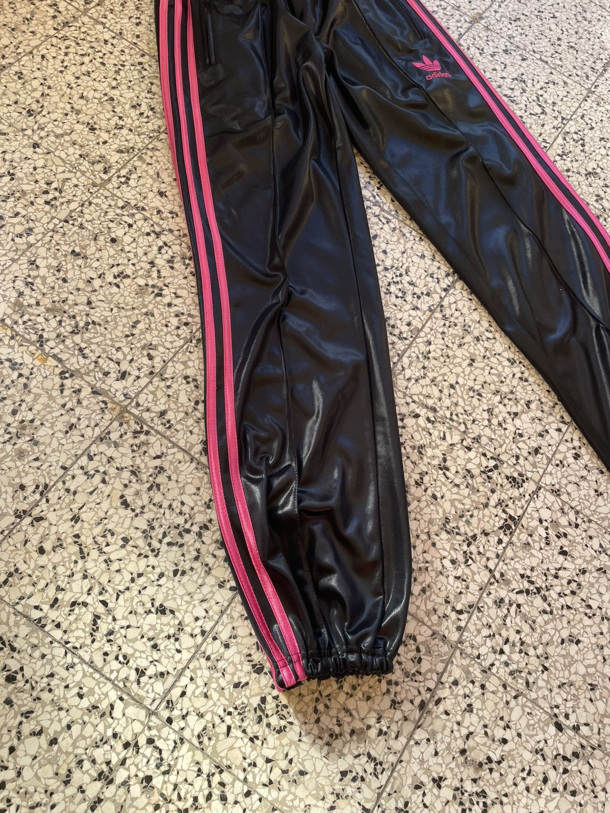 Adidas Rare Adidas CHILE62 S black and pink coated sweatpants Size 26" / US 2 / IT 38 - 3 Thumbnail