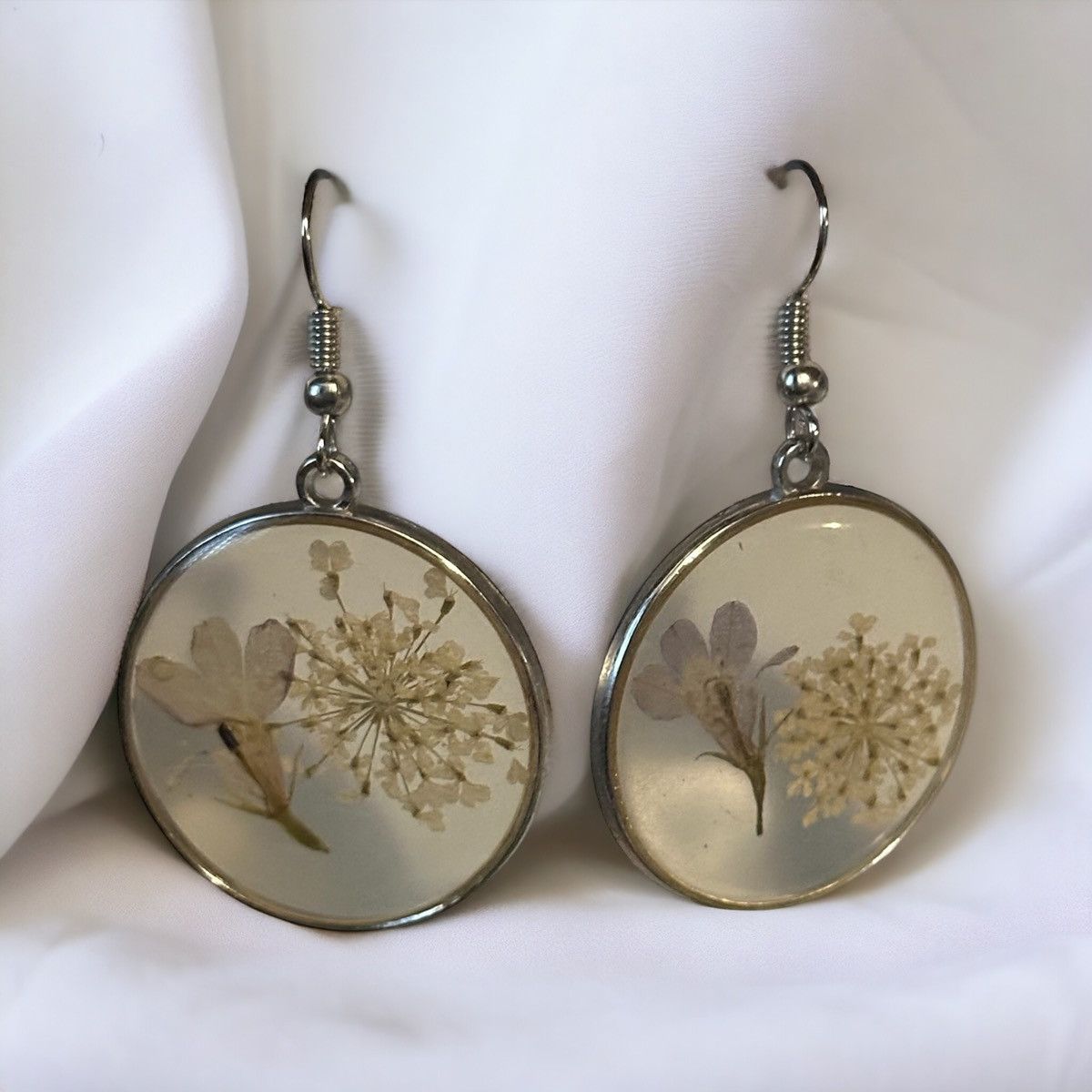 Other Luna Nova pressed flower resin dangle earrings Size ONE SIZE - 1 Thumbnail