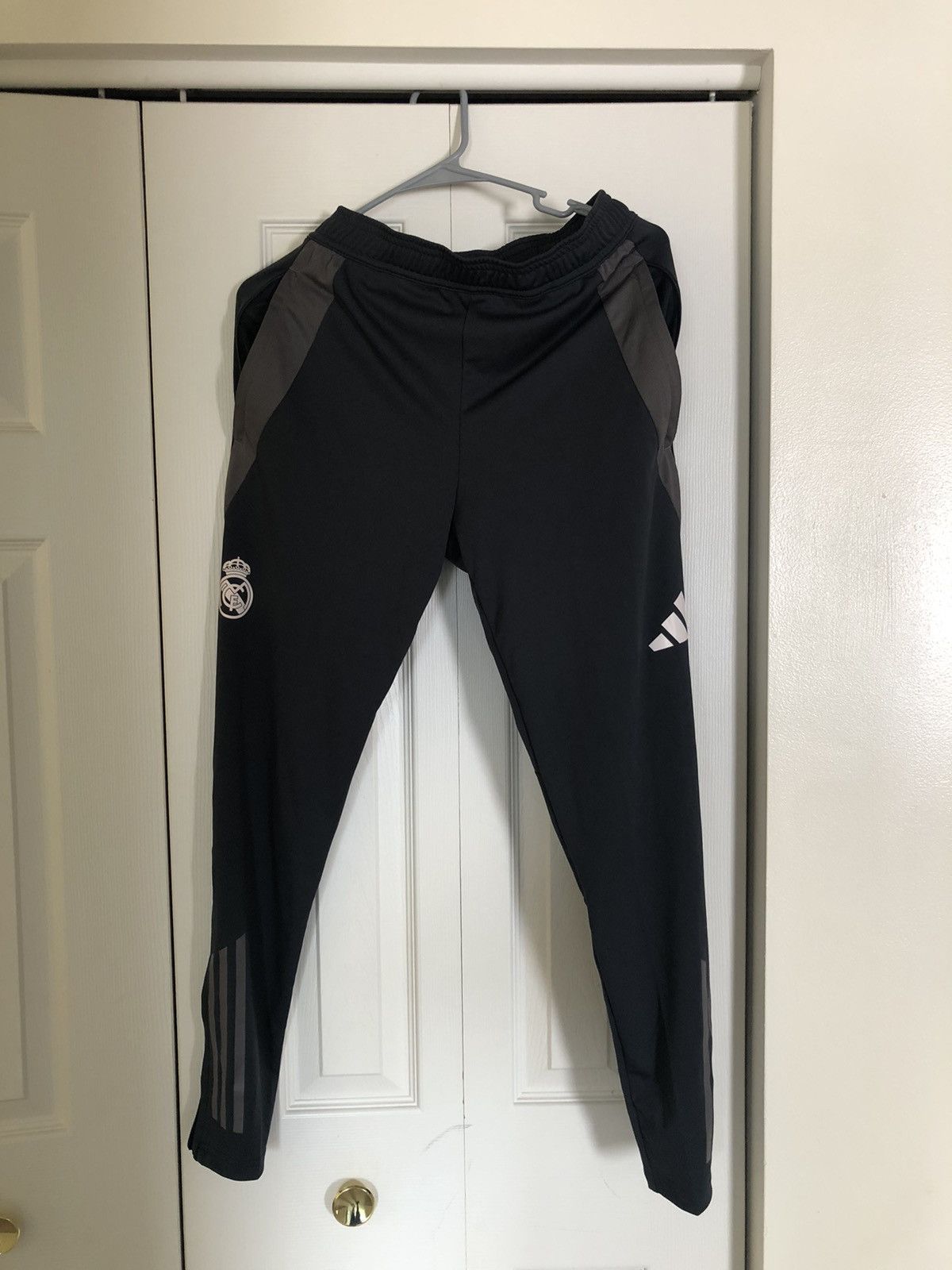 Adidas ADIDAS REAL MADRID Gray GREY FOOTBALL TRAINING PANTS 24/25 Size US 30 / EU 46 - 6 Thumbnail