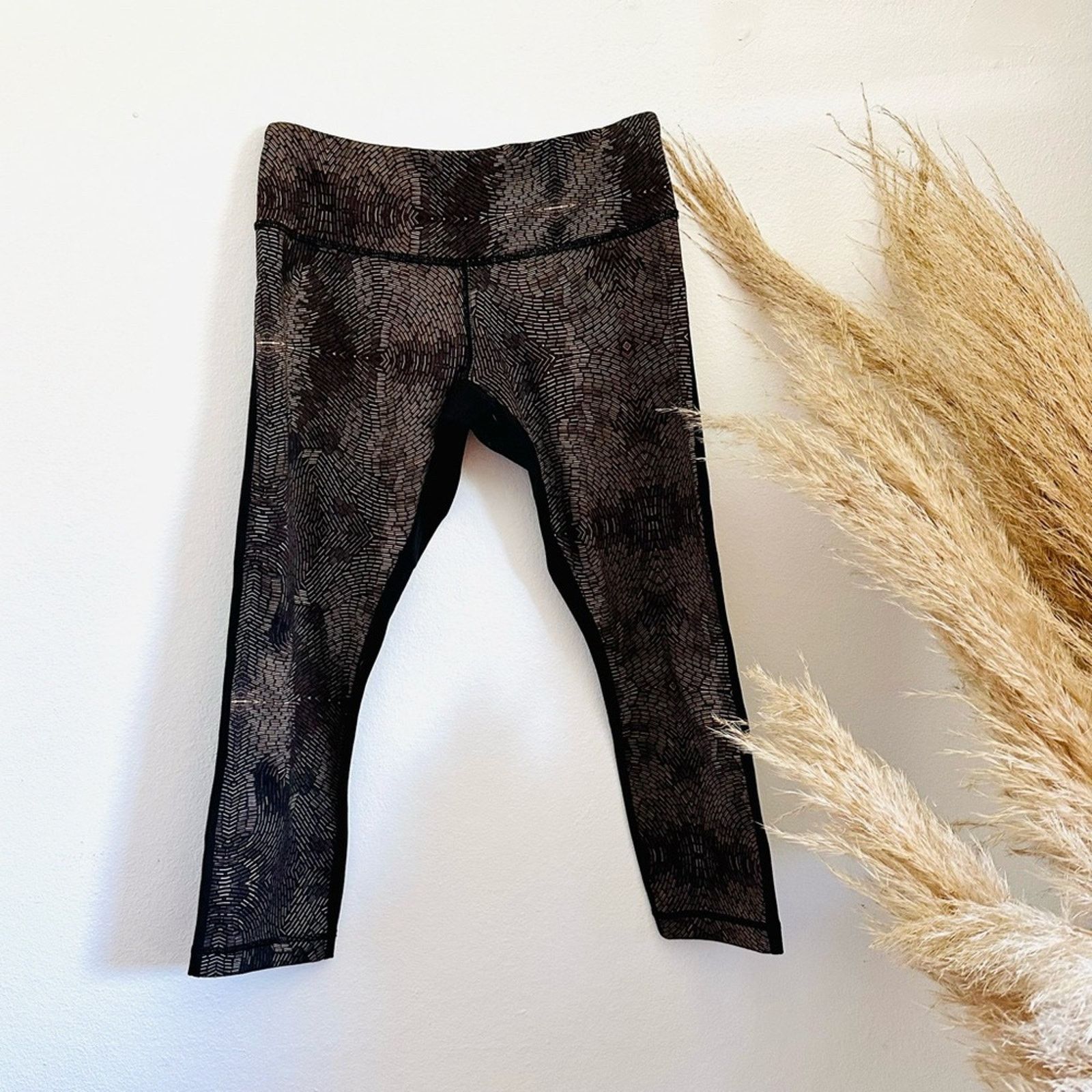 Lululemon LULULEMON Wunder Under Crop Bead Envy Black Low Rise Legging Size 28" / US 6 / IT 42 - 1 Thumbnail