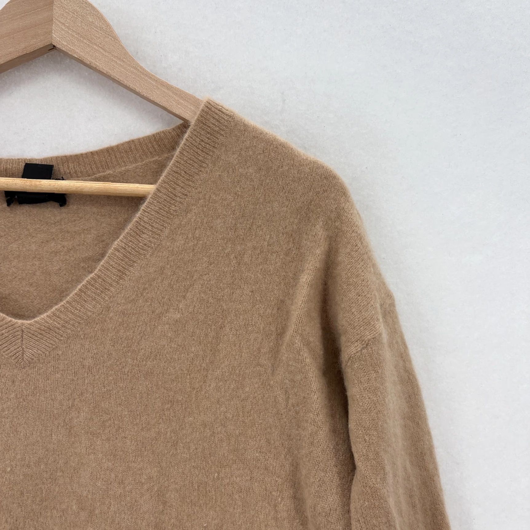 Vintage Halogen Sweater Womens Small Beige 100% Cashmere V-Neck Knit Pullover Cozy Knitwear Casual Womens Size S / US 4 / IT 40 - 2 Thumbnail