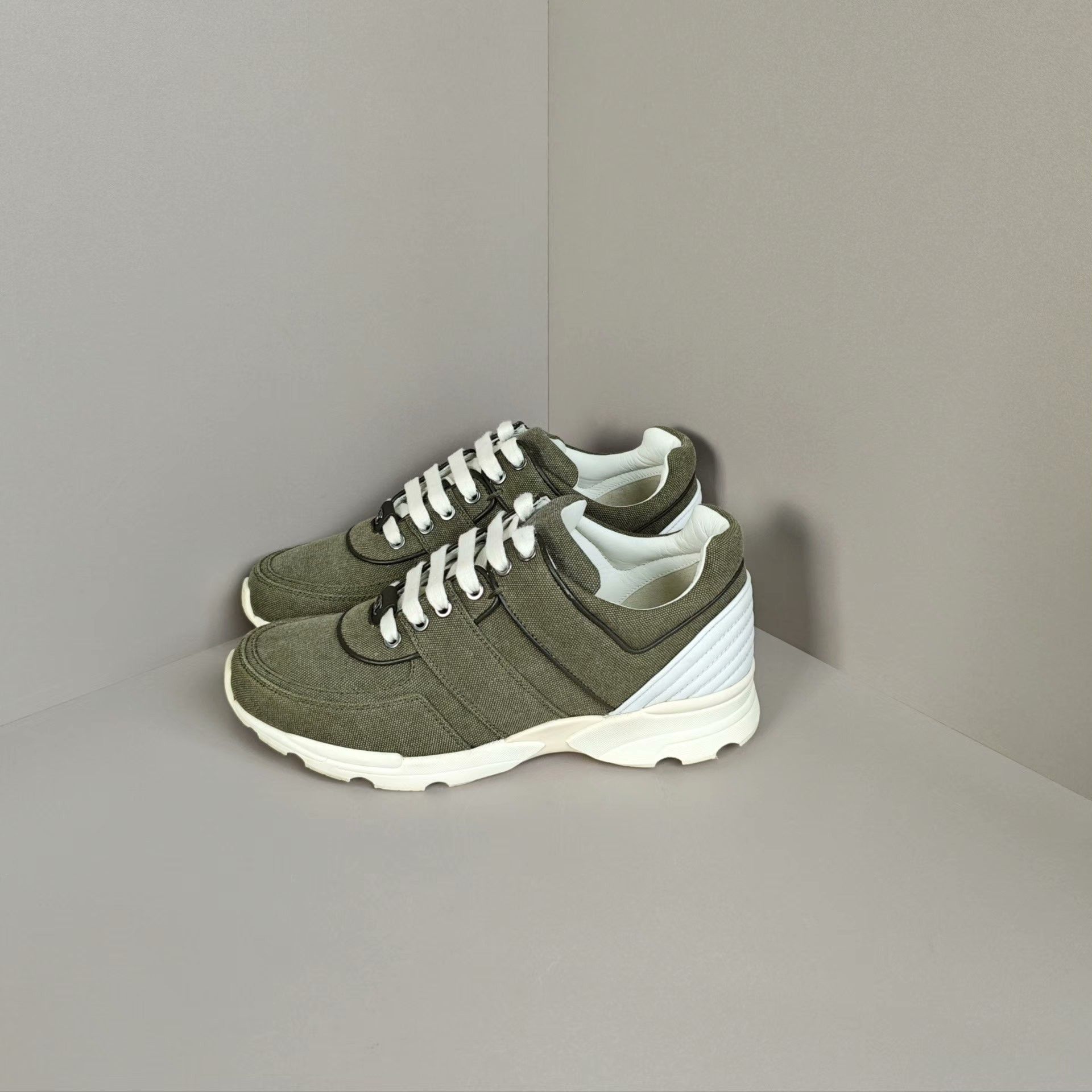 Chanel Chanel Casual Lowtop Sneakers us_7 Women Size US 7 / IT 37 - 1 Thumbnail