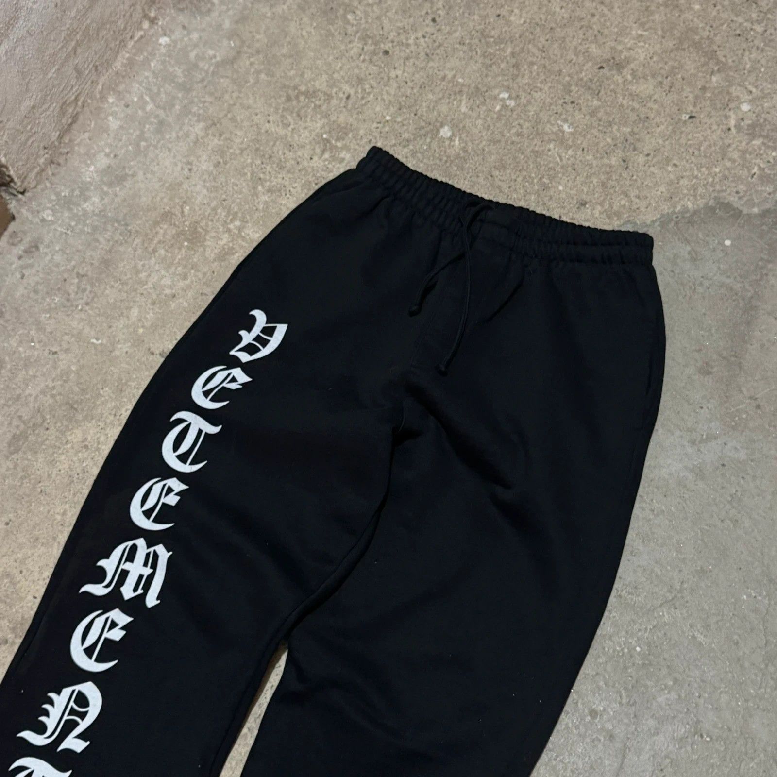 Vetements F/W 2020 Vetements gothic logo sweatpants Size US 30 / EU 46 - 3 Thumbnail