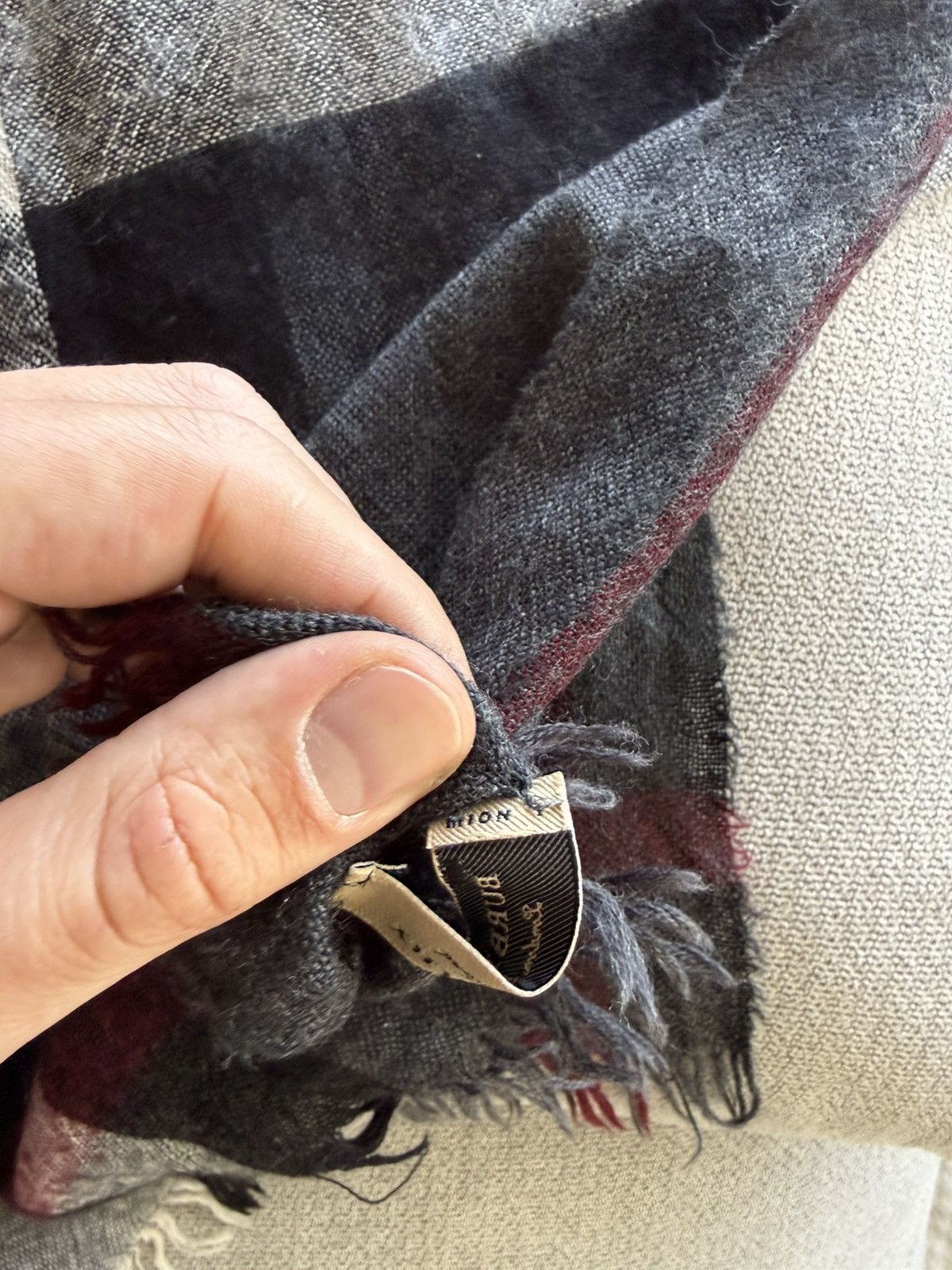 Burberry Burberry Check Cashmere and Wool Lightweight Scarf Size ONE SIZE - 8 Thumbnail
