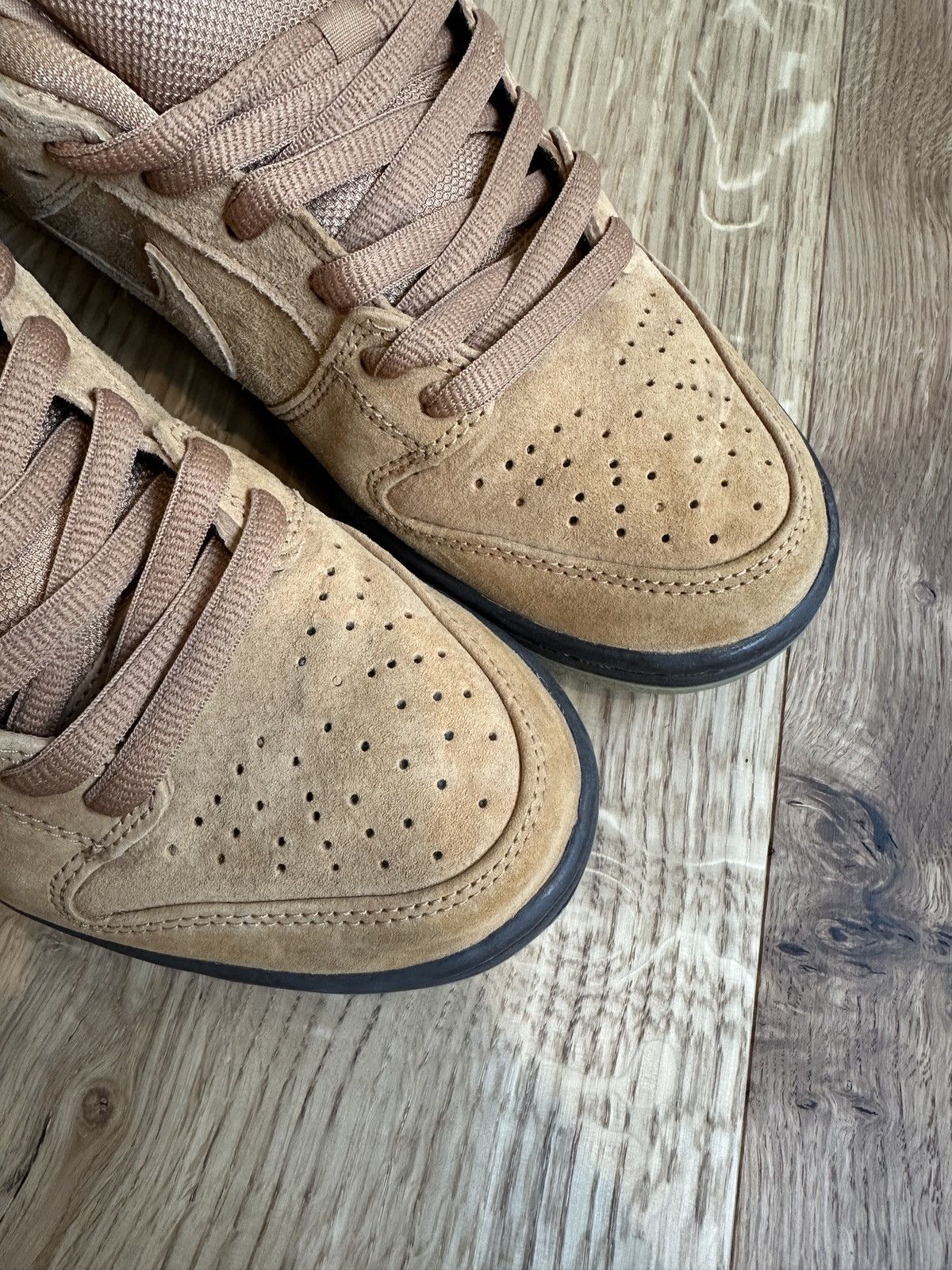 Nike NIKE SB DUNK LOW WHEAT MOCHA Size US 9 / EU 42 - 3 Thumbnail