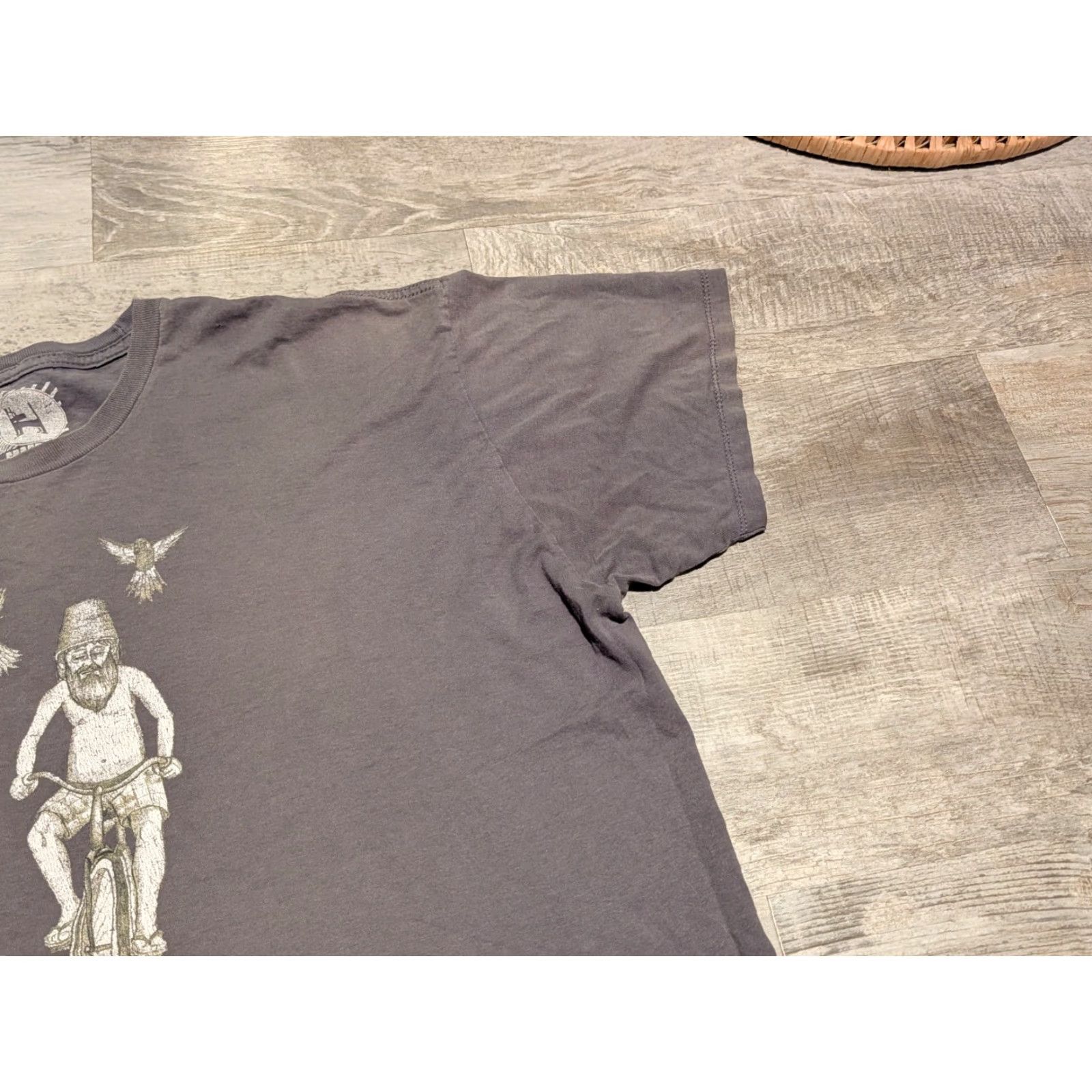 Mambo Mambo Australia Mens Tee Shirt XL Gray T-Shirt Graphic Print Distressed Rare Birds Bicycle Modern Art Shirt Mens XL Gray Mambo Australia T-Shirt Size US XL / EU 56 / 4 - 3 Thumbnail