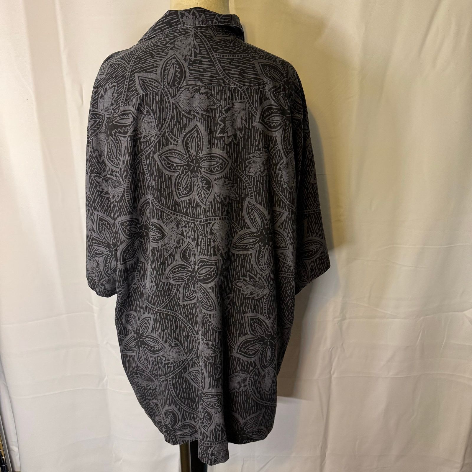 Tommy Bahama Tommy Bahama 100% Silk camp loop collar hawaiian shirt L Size US L / EU 52-54 / 3 - 3 Thumbnail