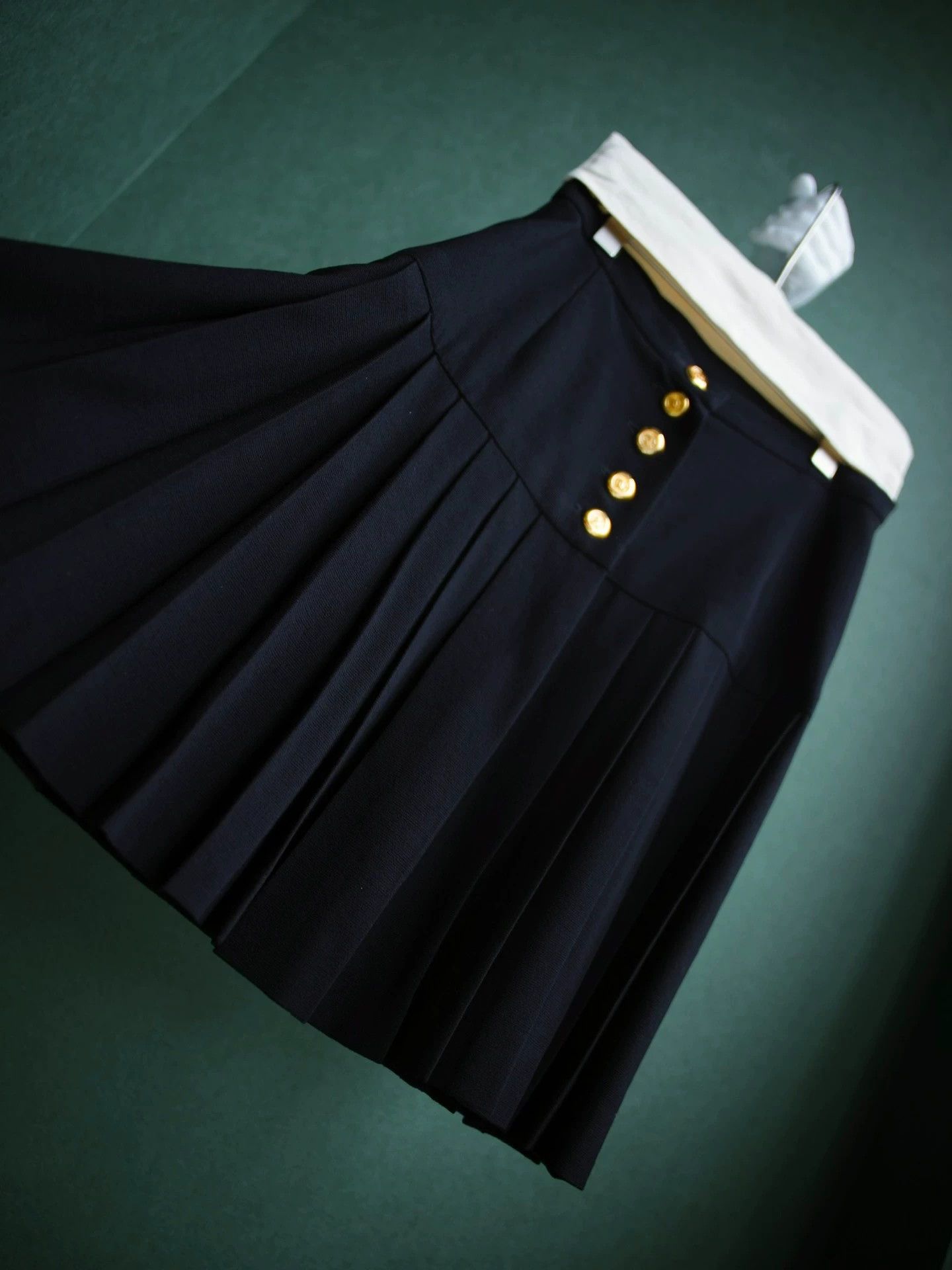 Chanel Chanel Vintage Black Gold Pleats Skirt CC Buttons Size 27" / US 4 / IT 40 - 1 Thumbnail