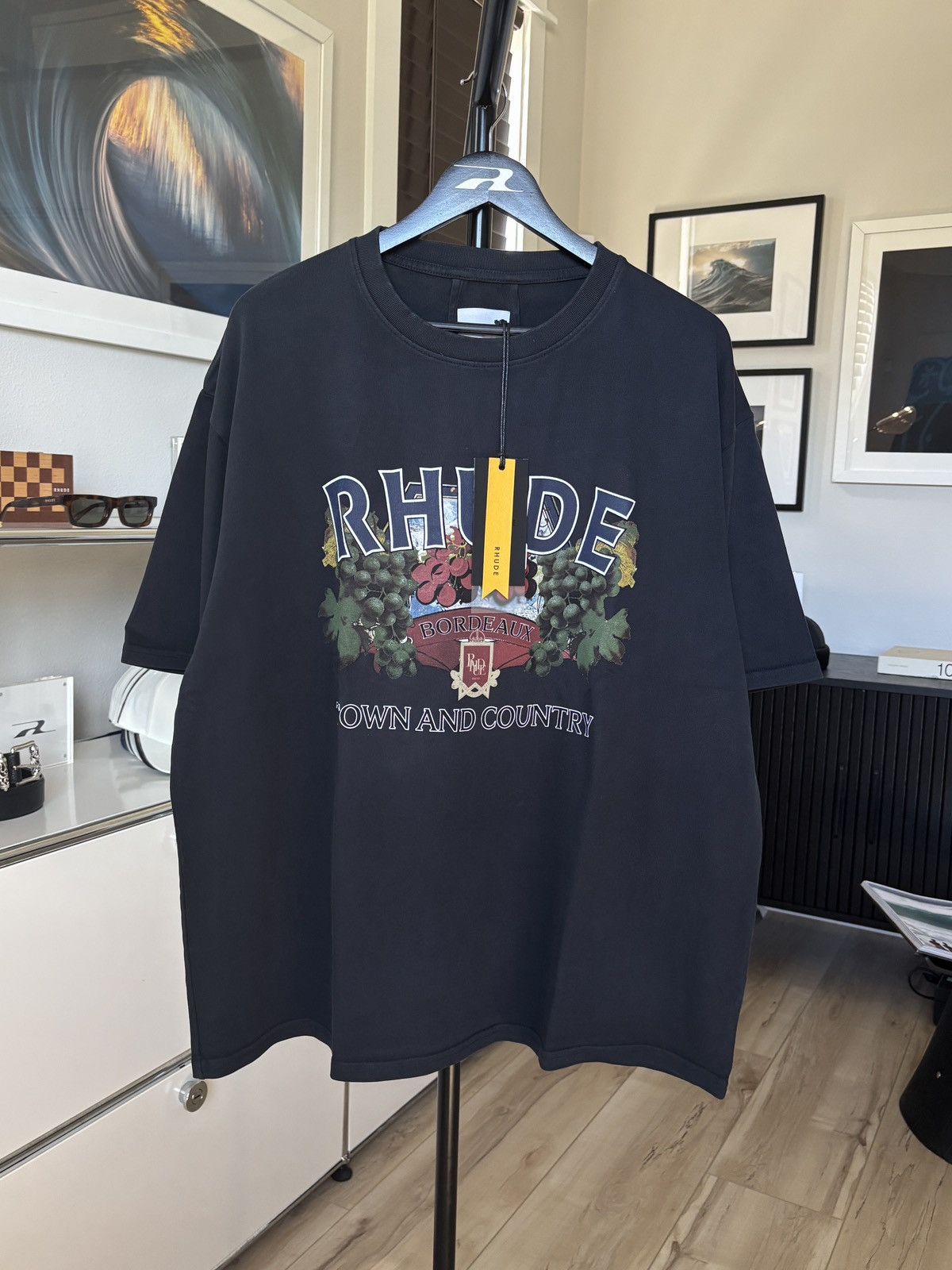 RHUDE TOWN AND COUNTRY WINE GRAPHIC LOGO TEE