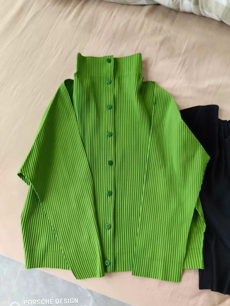 Issey Miyake Issey Miyake size:one size Green pleated coat Size XS / US 0-2 / IT 36-38 - 1 Thumbnail
