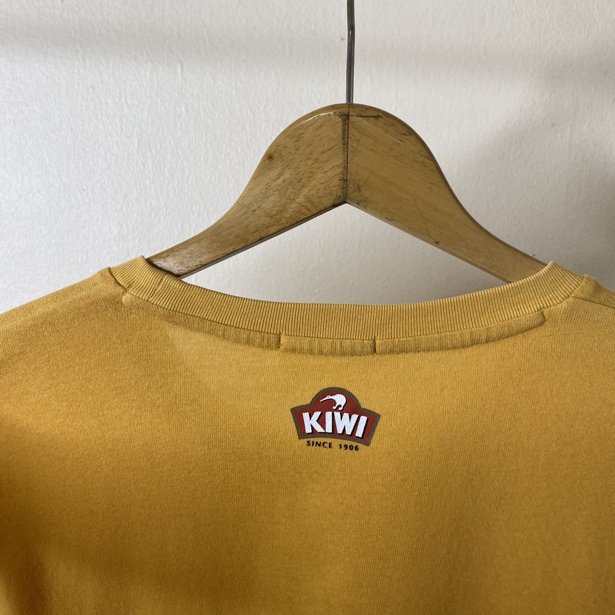 Vintage Vintage Uniqlo UT x KIWI Boot Polishes Collaboration Promo T Size US L / EU 52-54 / 3 - 6 Thumbnail