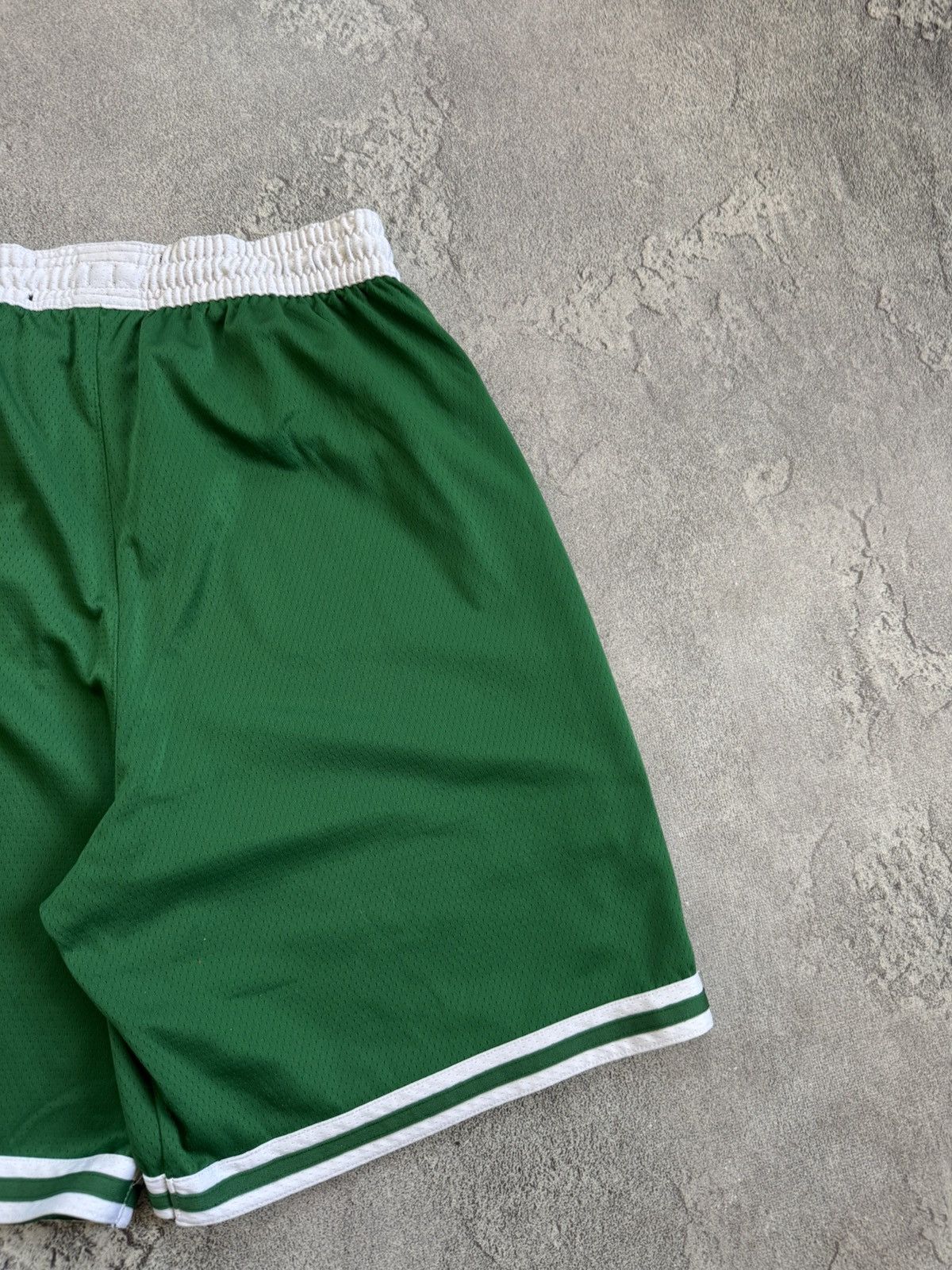 Nike Nike Boston Celtics L/size NBA green shorts 🩳 Size US 34 / EU 50 - 13 Thumbnail