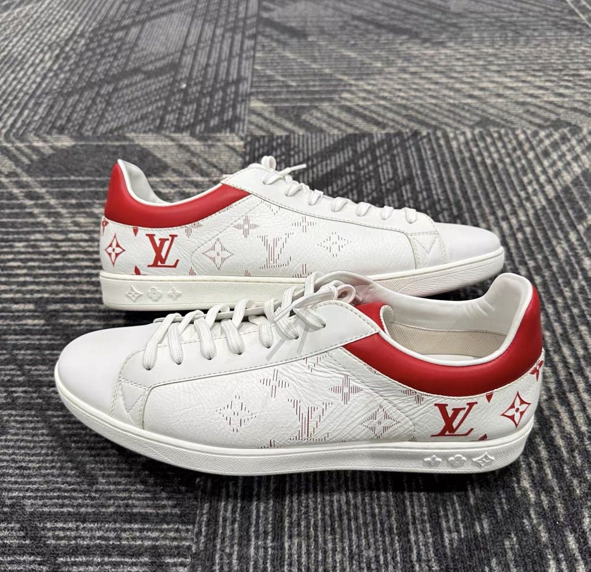 Louis Vuitton Louis Vuitton Monogram Red Tip White Sneakers J42 Size US 9.5 / EU 42-43 - 4 Thumbnail