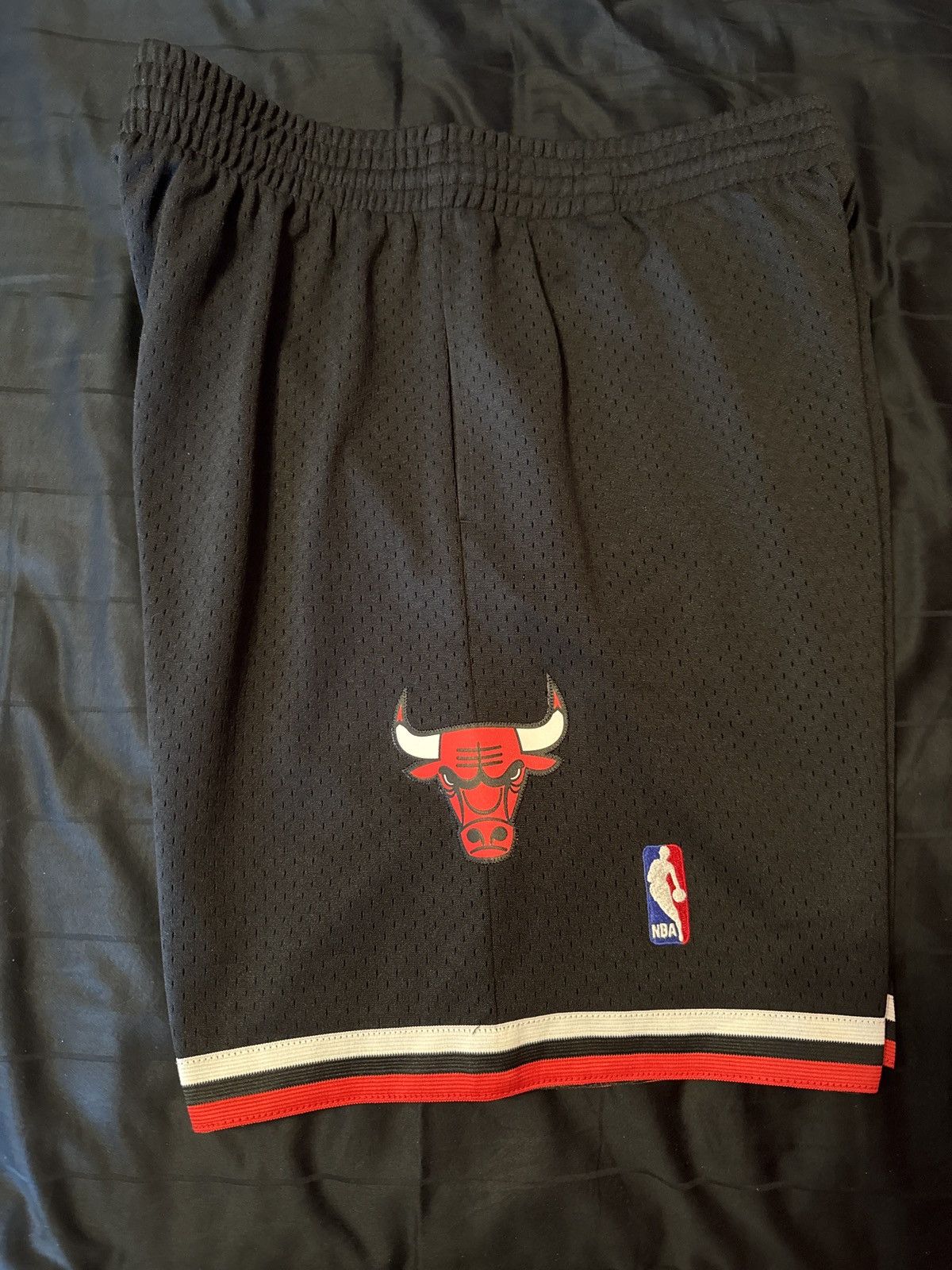 Mitchell & Ness 97-98 Chicago Bulls Shorts Size US 32 / EU 48 - 4 Thumbnail