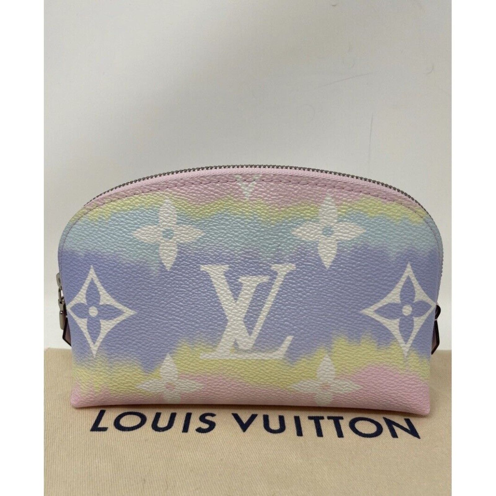 Louis Vuitton Louis Vuitton Monogram Giant LV Escale Pochette Cosmetic Size ONE SIZE - 3 Thumbnail