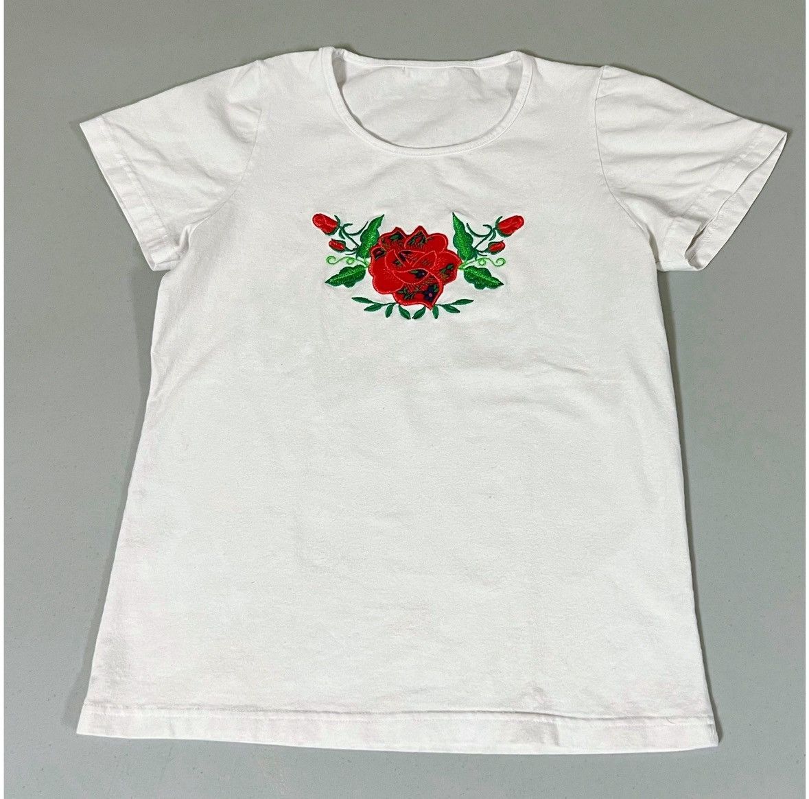 Japanese Brand White Rose Floral Graphic Tee T-Shirt Top Blouse Size S 🌹✨ Size S / US 4 / IT 40 - 1 Thumbnail